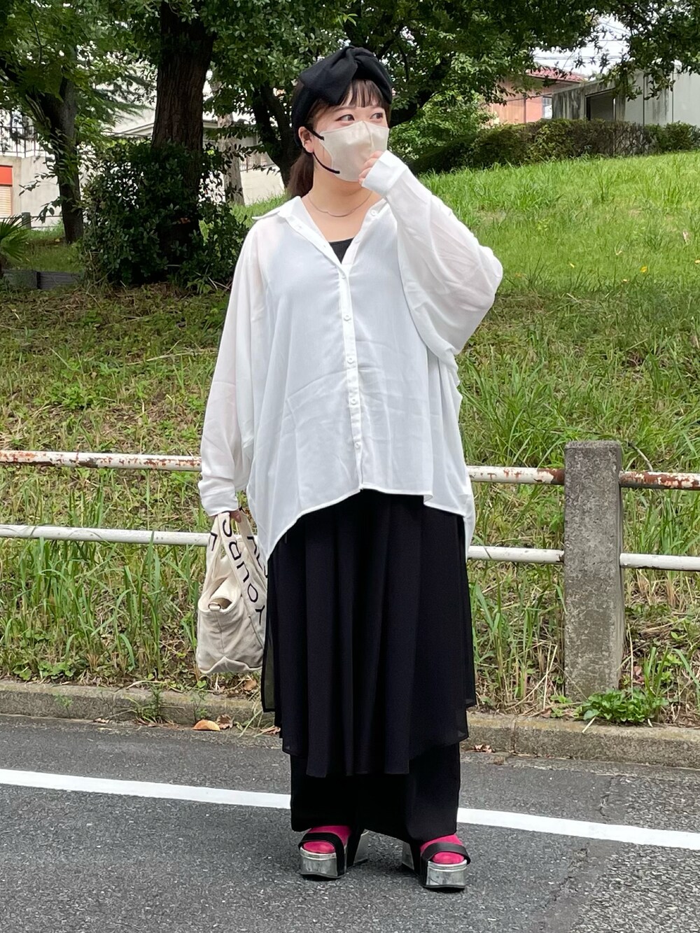 ホワイト系のバッグ、ブラック系のその他パンツ、ブラック系のヘアバンドを着用したレディースの夏コーディネートの2枚目の写真