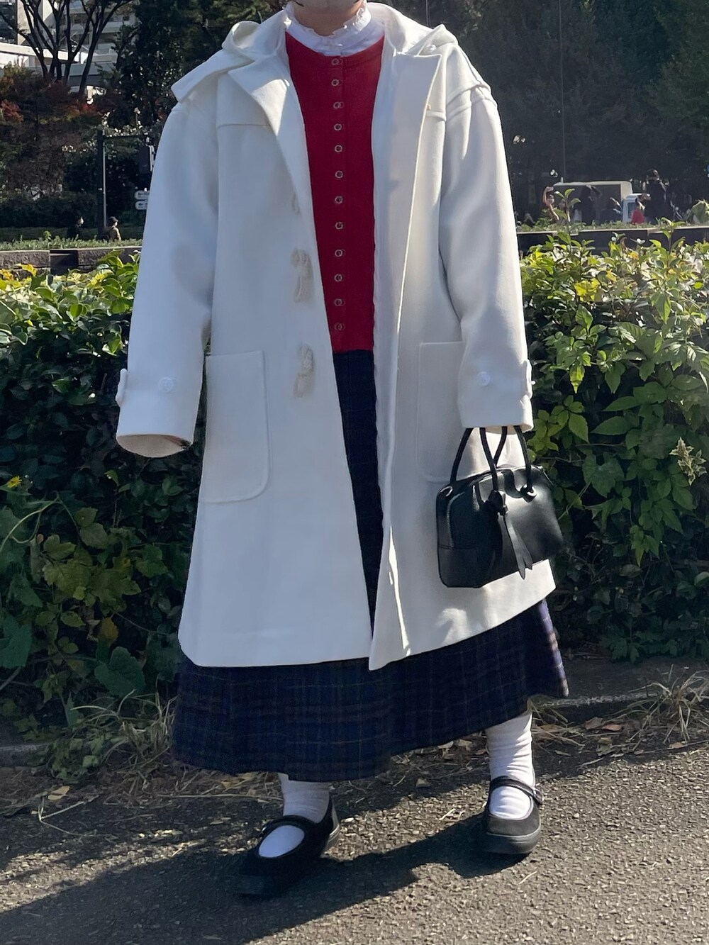 その他のTシャツ/カットソー、ホワイト系のダッフルコート、レッド系のカーディガン/ボレロを着用したレディースの秋コーディネートの2枚目の写真