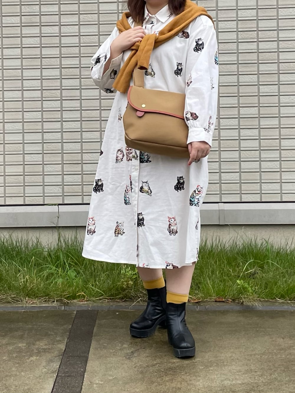 ベージュ系のショルダーバッグ、イエロー系のニット/セーターを着用したレディースの秋コーディネートの2枚目の写真