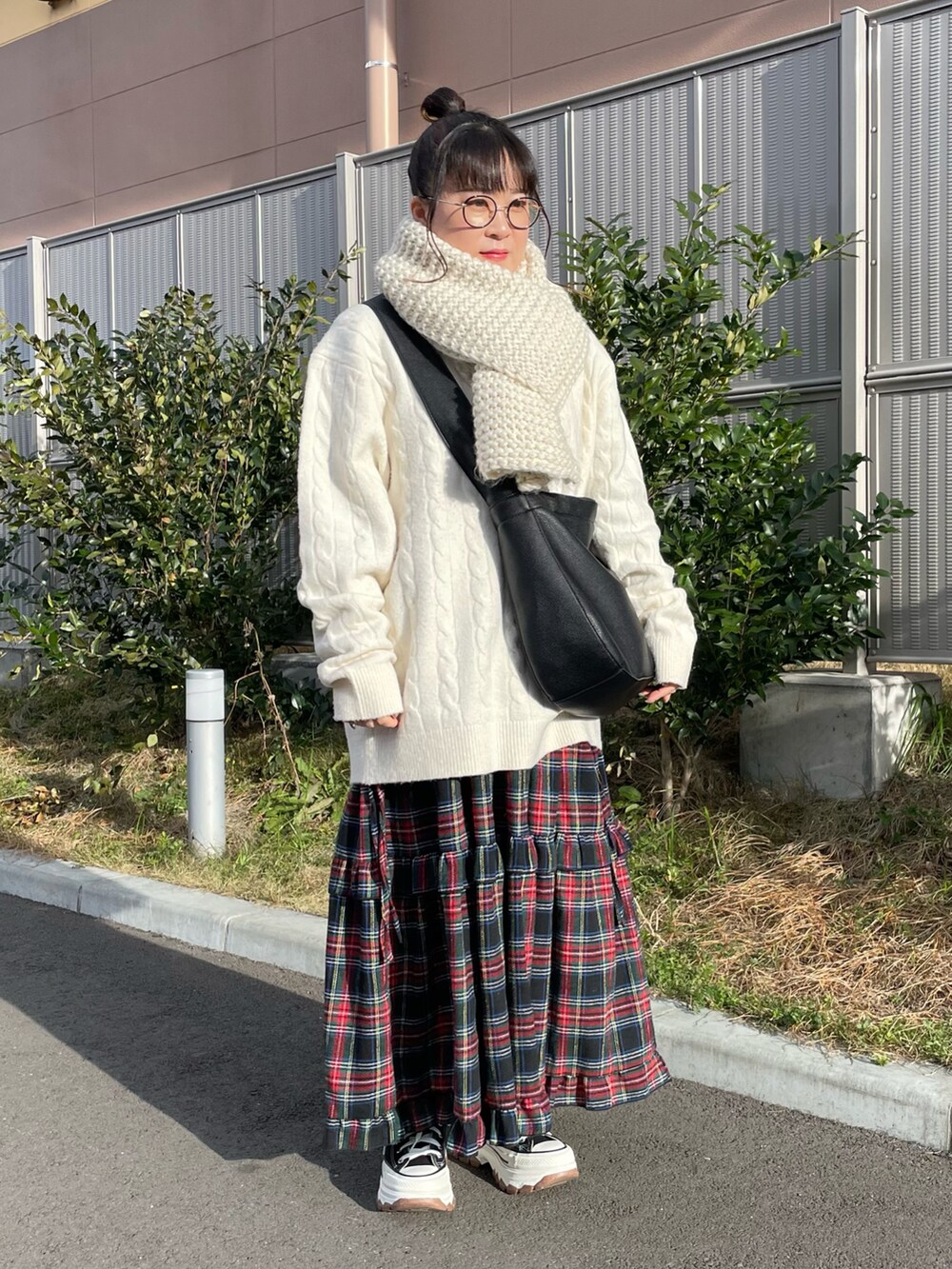 「ニット、チェック、ロングスカート、プチプラ、レザー、スニーカー、マフラー、マフラーぐるぐる、converse、きれいめカジュアル、休日スタイル、お出かけコーデ、シンプルコーデ、ショルダーバッグ、デートコーデ」｜「GUのアイテム（ショルダーバッグ、ブラック系）」を使った、maru☺︎さん（レディース・153cm）の冬コーディネートの2枚目の写真