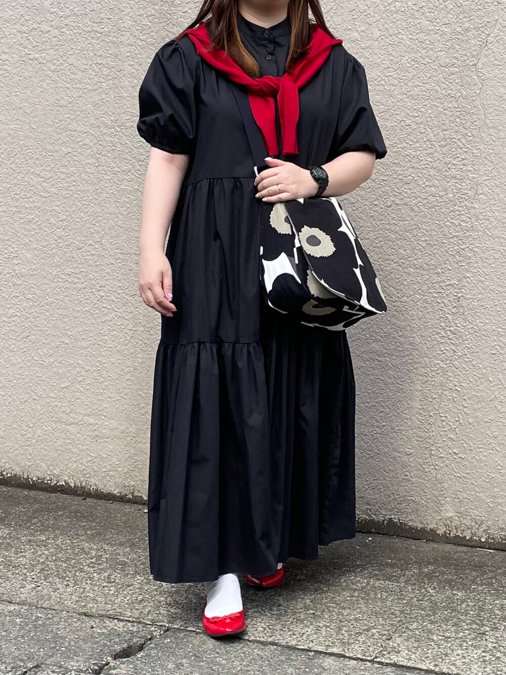 ブラック系のワンピースを着用したレディースの夏コーディネートの2枚目の写真