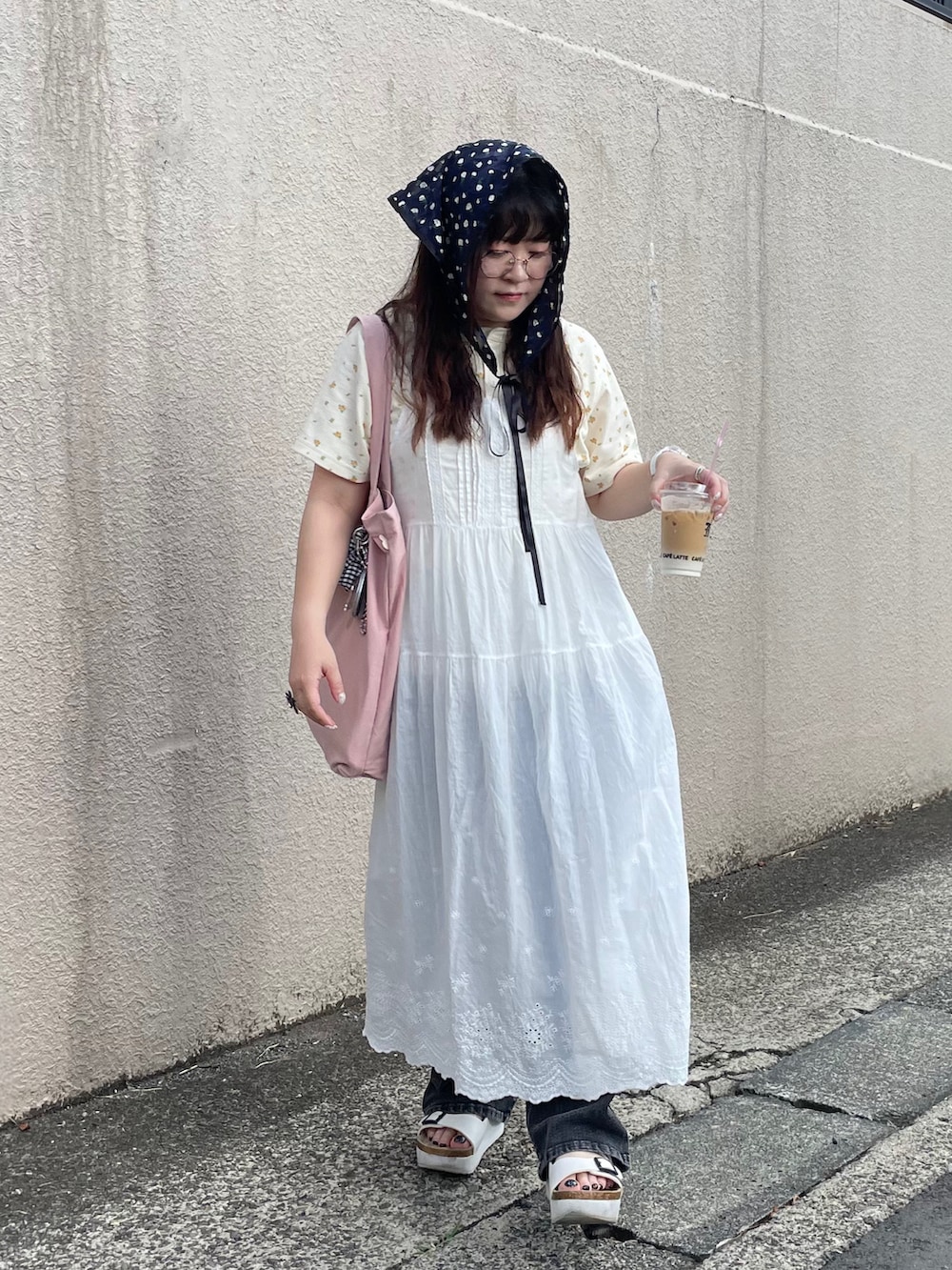 ホワイト系のTシャツ/カットソー、ピンク系のトートバッグ、ホワイト系のワンピースを着用したレディースの夏コーディネートの2枚目の写真