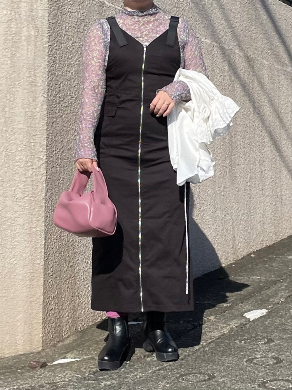 ホワイト系のシャツ/ブラウス、パープル系のトップス、ブラック系のジャンパースカートを着用したレディースの秋コーディネートの3枚目の写真