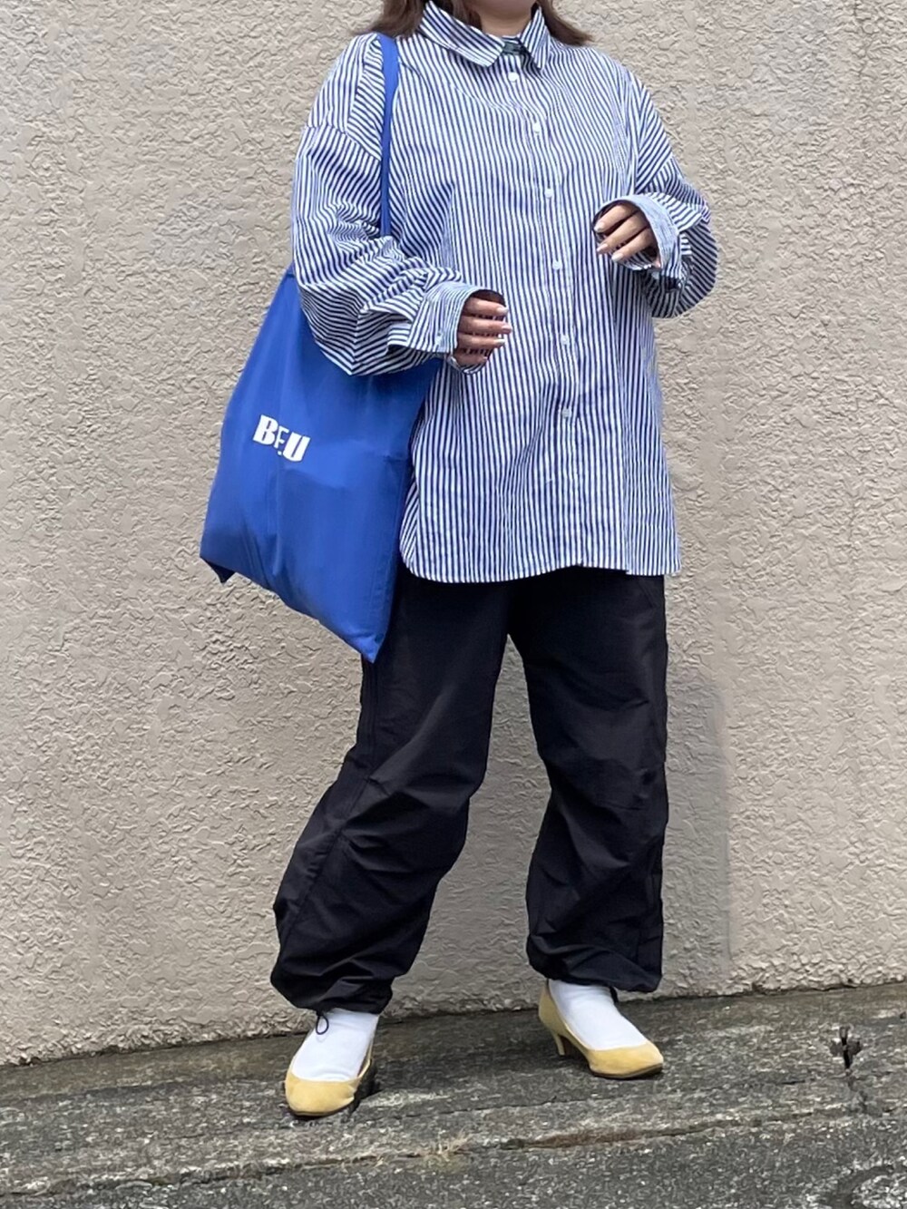 ブルー系のシャツ/ブラウス、ブラック系のその他パンツ、ブルー系のトートバッグを着用したレディースの夏コーディネートの3枚目の写真