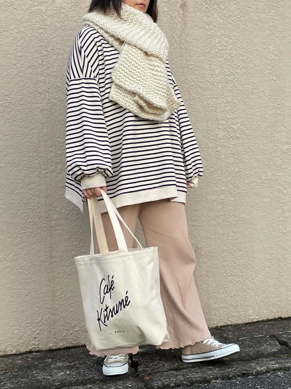「クリスマスに着たい服、マフラーぐるぐる、ボーダー、プチプラ、マフラー、トートバッグ、きれいめカジュアル、休日スタイル、ワントーンコーデ、スニーカーコーデ、オーバーサイズ、ビッグシルエット、ゆるコーデ、低身長、マイベストコーデ2021」｜「coca（coca）のふんわりやわらかワッフルニットマフラー（マフラー、ホワイト系）」を使った、maru☺︎さん（レディース・153cm）の冬コーディネートの2枚目の写真