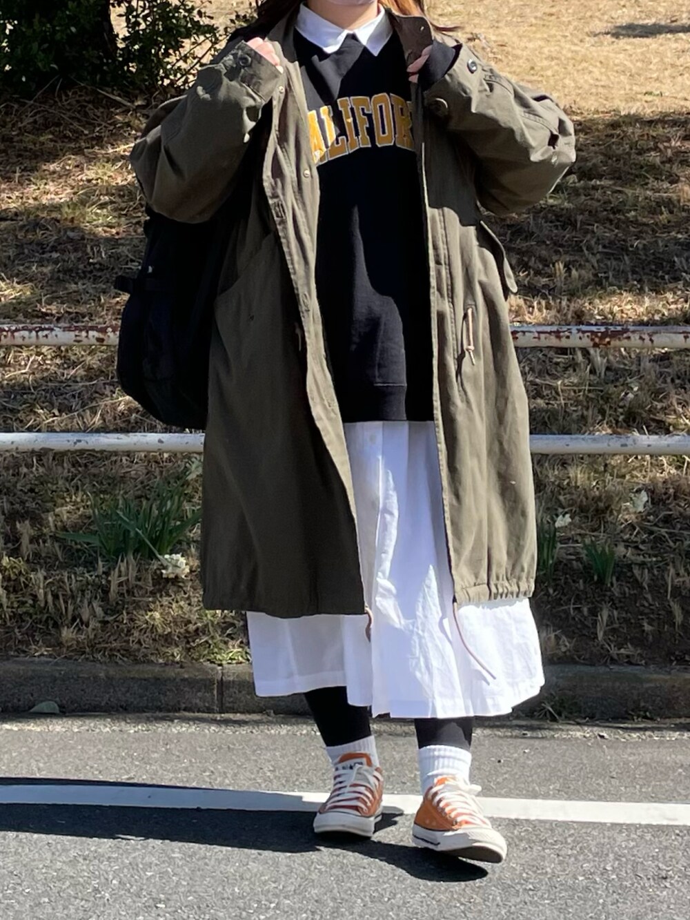 「モッズコート、ロゴスウェット、スウェット、シャツワンピ、レイヤードスタイル、コンバース、converse、オレンジコンバース、THE NORTH FACE、バックパック、リュック、きれいめカジュアル、休日スタイル、低身長」｜「FREAK'S STOREのWEB限定 ビッグシルエット 刺繍カレッジロゴ クルーネックスウェット/CALIFORNIA（スウェット、ブラック系）」を使った、maru☺︎さん（レディース・153cm）の冬コーディネートの2枚目の写真