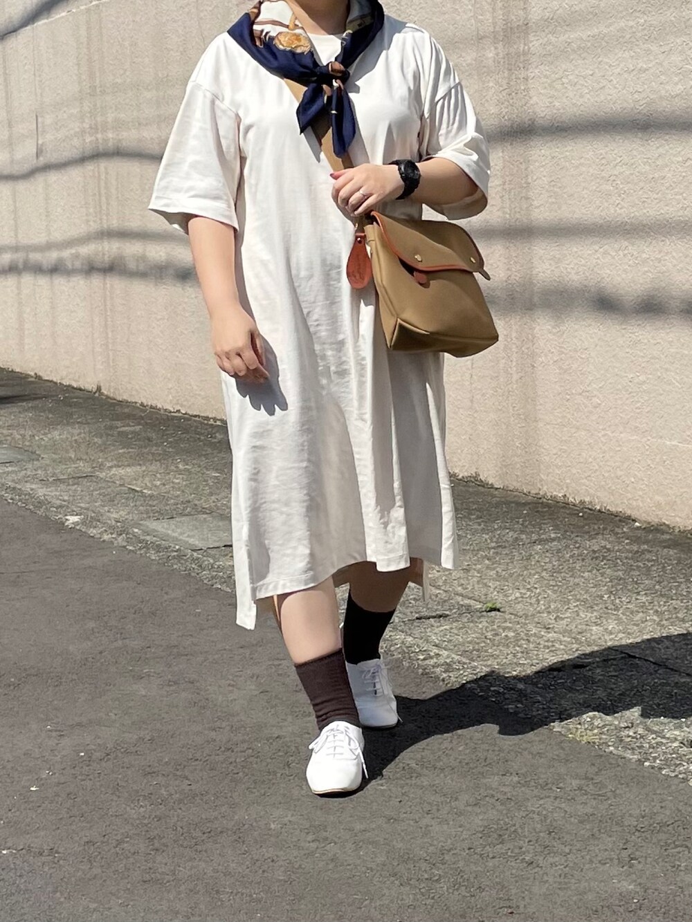 「めがね、メガネ女子、おだんごヘアー、真夏のアクティブスタイル、ブレディ、BRADY、スカーフ、UNIQLO、ユニクロ、大人カジュアル、Tシャツワンピ、FUDGE、低身長、休日スタイル、きれいめカジュアル」｜「BRADYのBRADY / AVON ショルダーバッグ ＜UNISEX＞（ショルダーバッグ、ベージュ系）」を使った、maru☺︎さん（レディース・153cm）の夏コーディネートの2枚目の写真