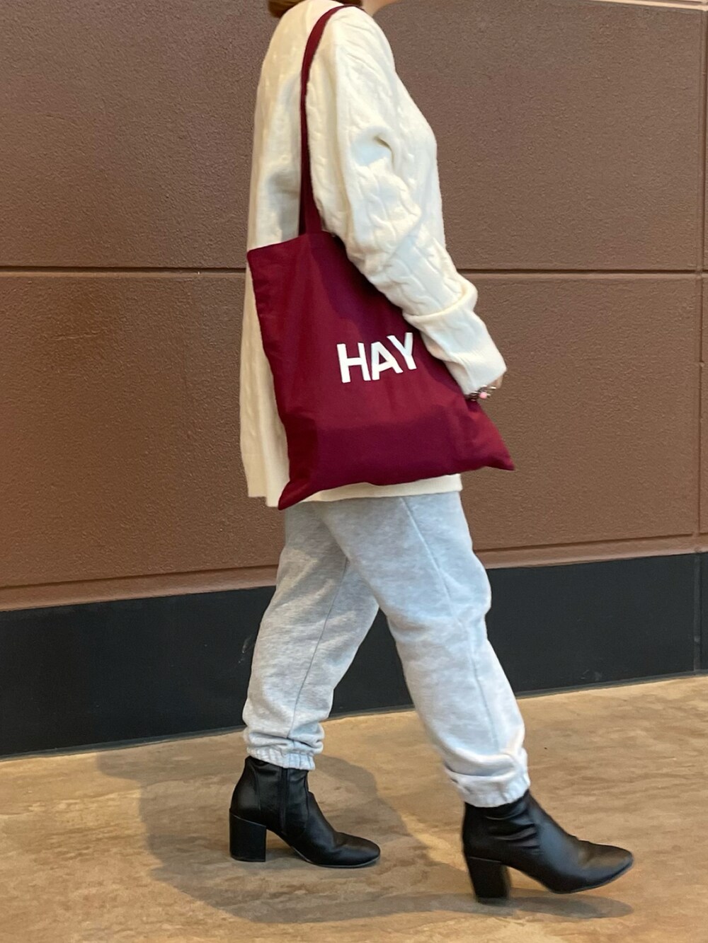 ブラック系のブーツ、ブラック系のニットキャップ/ビーニーを着用したレディースの秋コーディネートの2枚目の写真