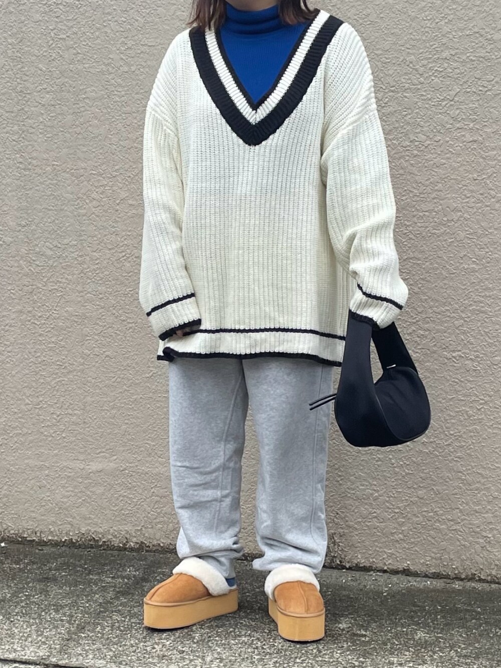 「UNIQLO、ユニクロ、レイヤードスタイル、Kastane、ボア、厚底シューズ、厚底サンダル、ムートンブーツ、プチプラ、プチプラコーデ、きれいめカジュアル、休日スタイル、低身長」｜「feepurの《ウォッシャブル》チルデンVネックオーバーニット（ニット/セーター、ホワイト系）」を使った、maru☺︎さん（レディース・153cm）の冬コーディネートの2枚目の写真