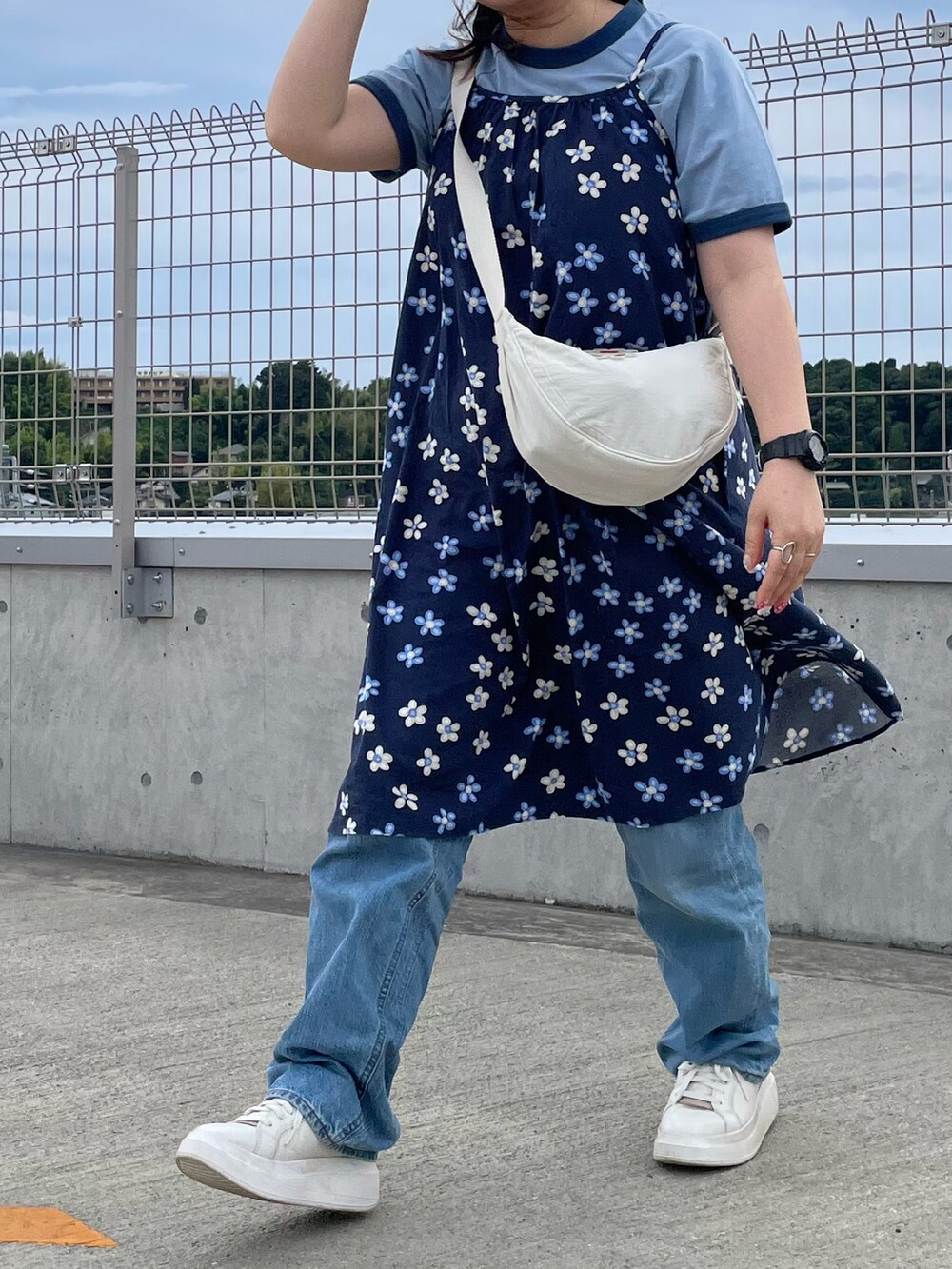 ブルー系のTシャツ/カットソー、ブルー系のワンピース/ドレス、ホワイト系のバッグを着用したレディースの夏コーディネートの2枚目の写真