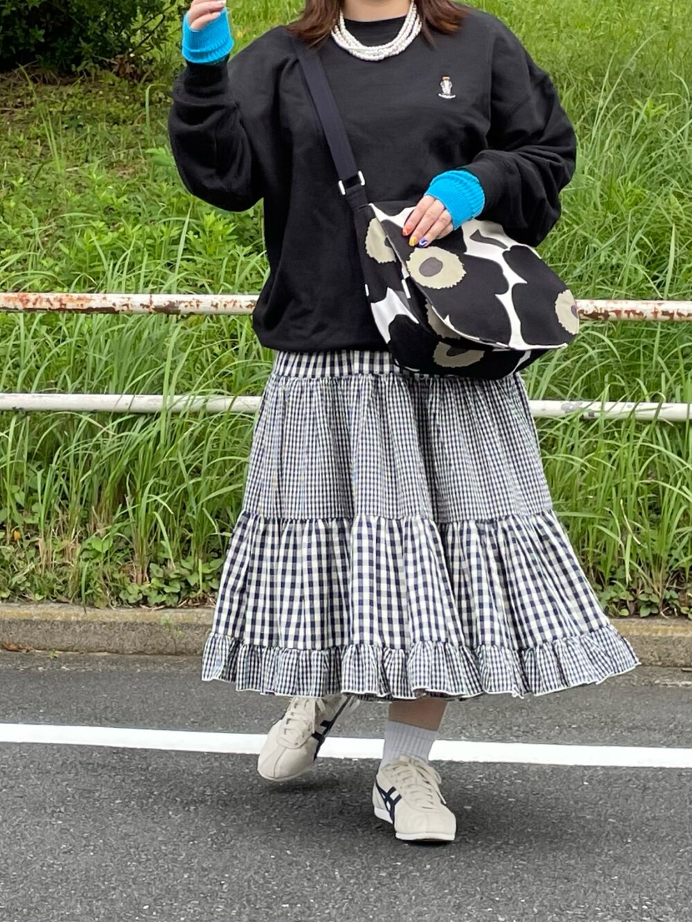 ブラック系のスウェットを着用したレディースの秋コーディネートの2枚目の写真