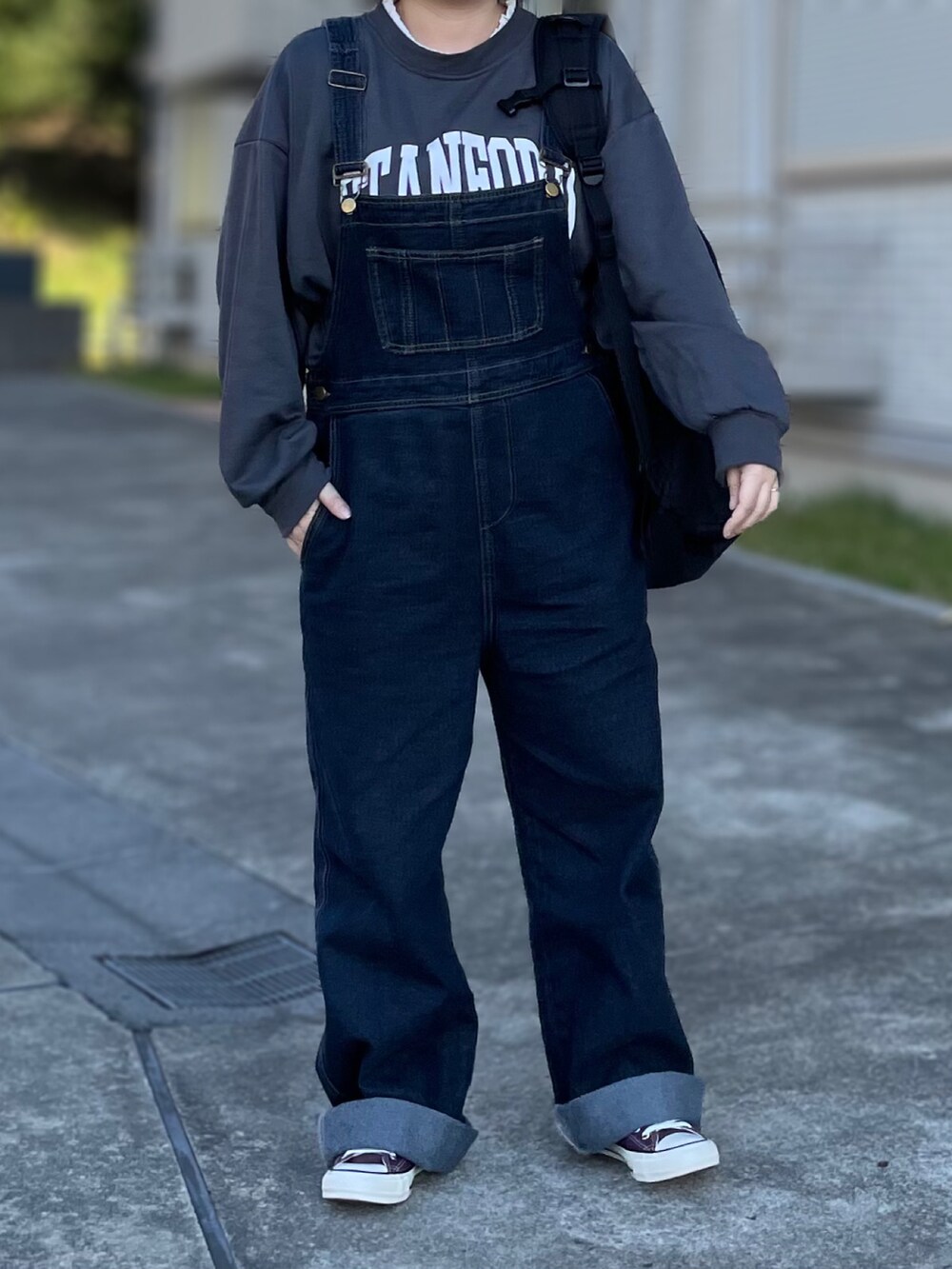 ピンク系のバックパック/リュック、パープル系のスニーカーを着用したレディースの秋コーディネートの2枚目の写真