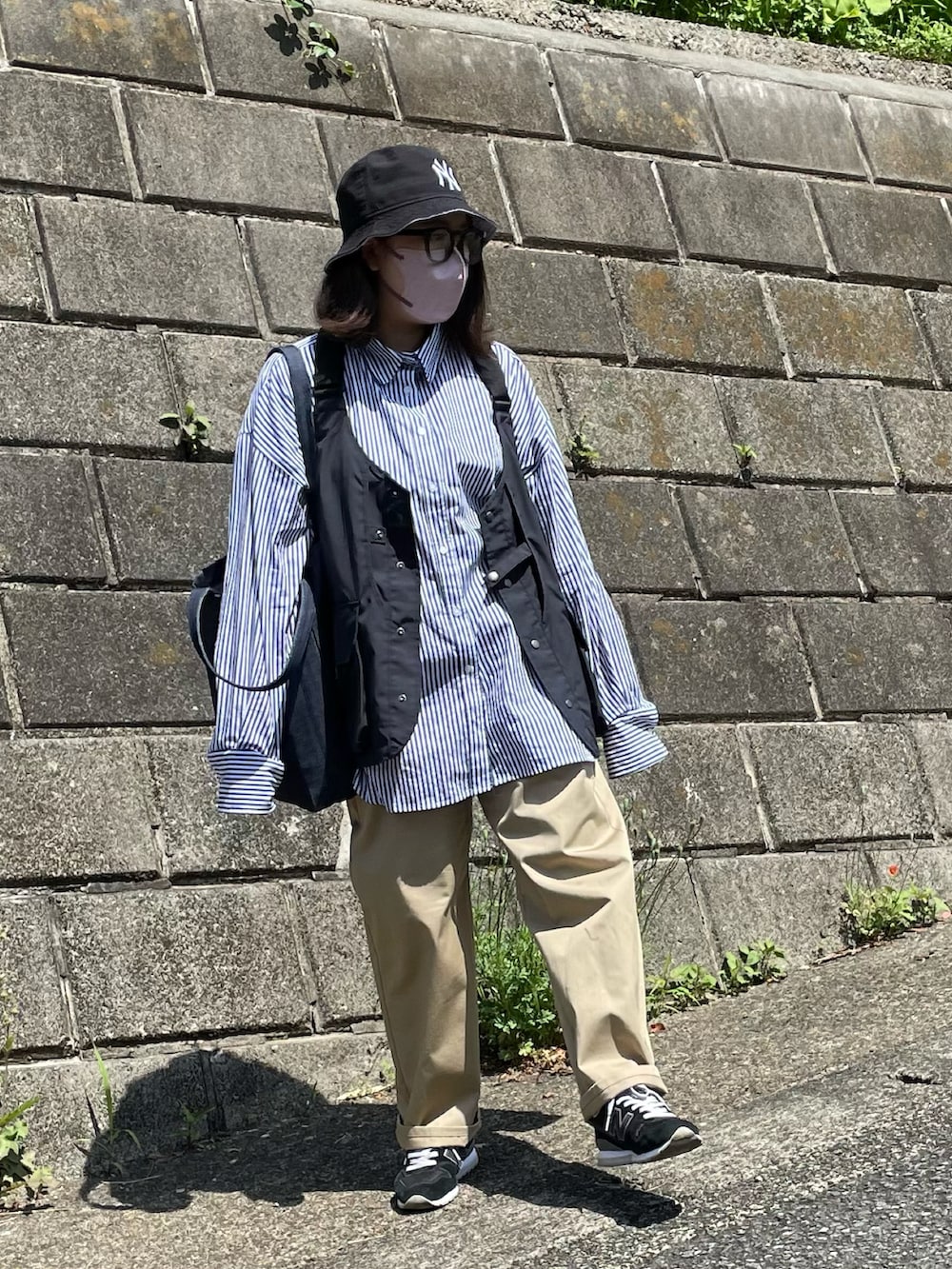 ブルー系のシャツ/ブラウス、ブルー系のスニーカー、ブルー系のトートバッグを着用したレディースの春コーディネートの3枚目の写真