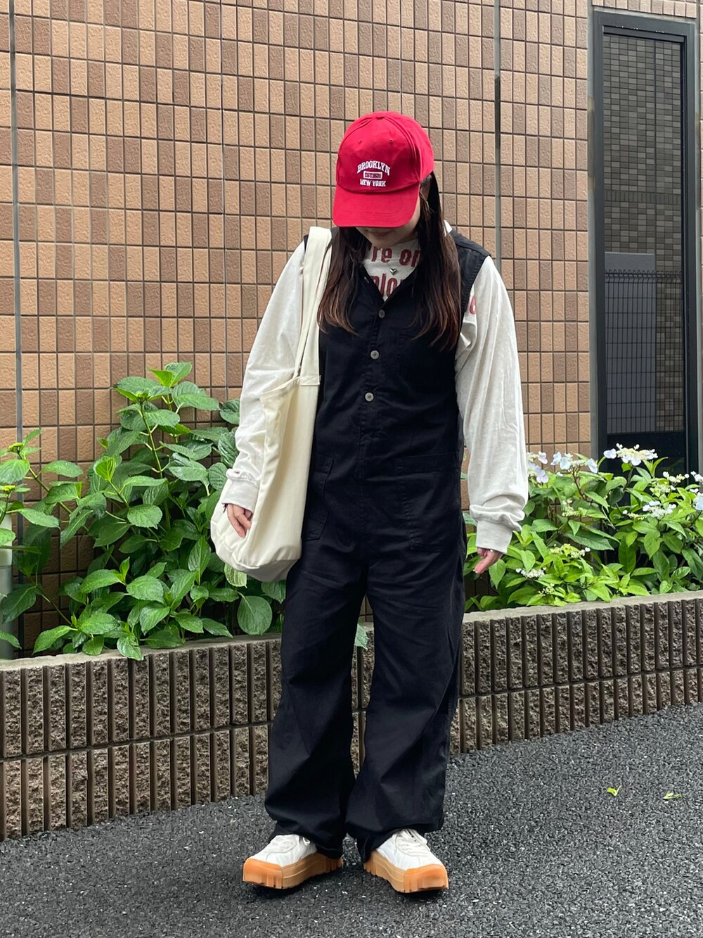 「オールインワン、サロペット、キャップ、厚底シューズ、スニーカー、トートバッグ、オーバーオール、オバオル倶楽部、メガネ女子、きれいめカジュアル、休日スタイル、お出かけコーデ」｜「SHEINのアイテム（キャップ、レッド系）」を使った、maru☺︎さん（レディース・153cm）の春コーディネートの2枚目の写真