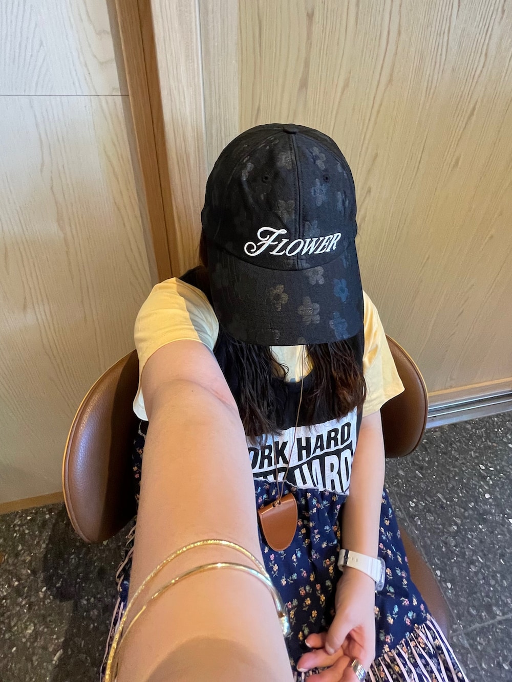 イエロー系のTシャツ/カットソー、ブラック系のサンダル、ホワイト系のその他パンツを着用したレディースの夏コーディネートの2枚目の写真