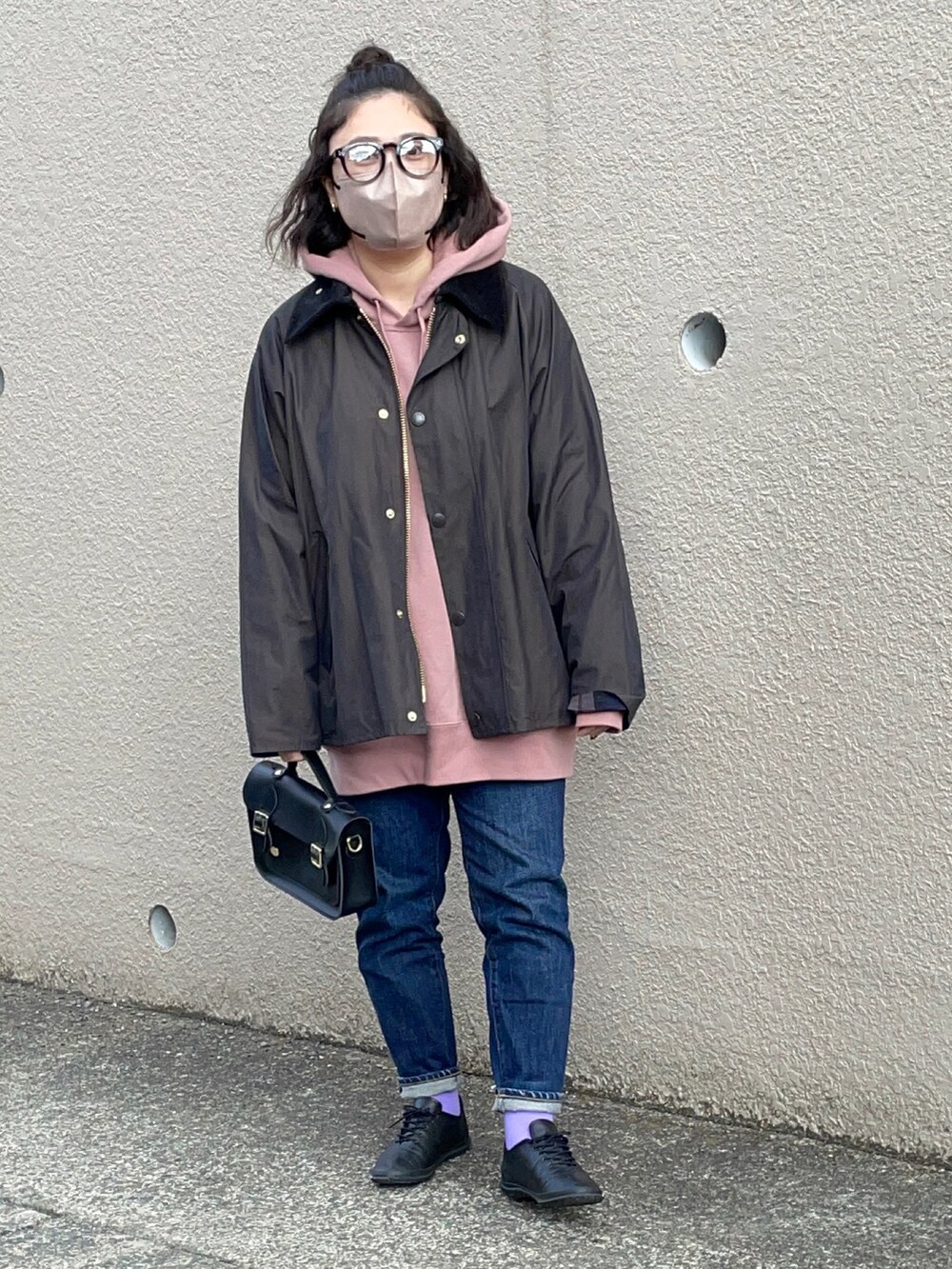 「メガネ女子、おだんごヘアー、パーカー、バブアー、バブアー女子、barbour、ピンク、パープル、カラーソックス、低身長、きれいめカジュアル、春コーデ、春アウター、UNIQLO、ユニクロ」｜「Barbourの《別注》【Barbour/バブアー】 *RELUME TRANSPORT exclusive：ブルゾン◆（ブルゾン、ブラック系）」を使った、maru☺︎さん（レディース・153cm）の春コーディネートの2枚目の写真