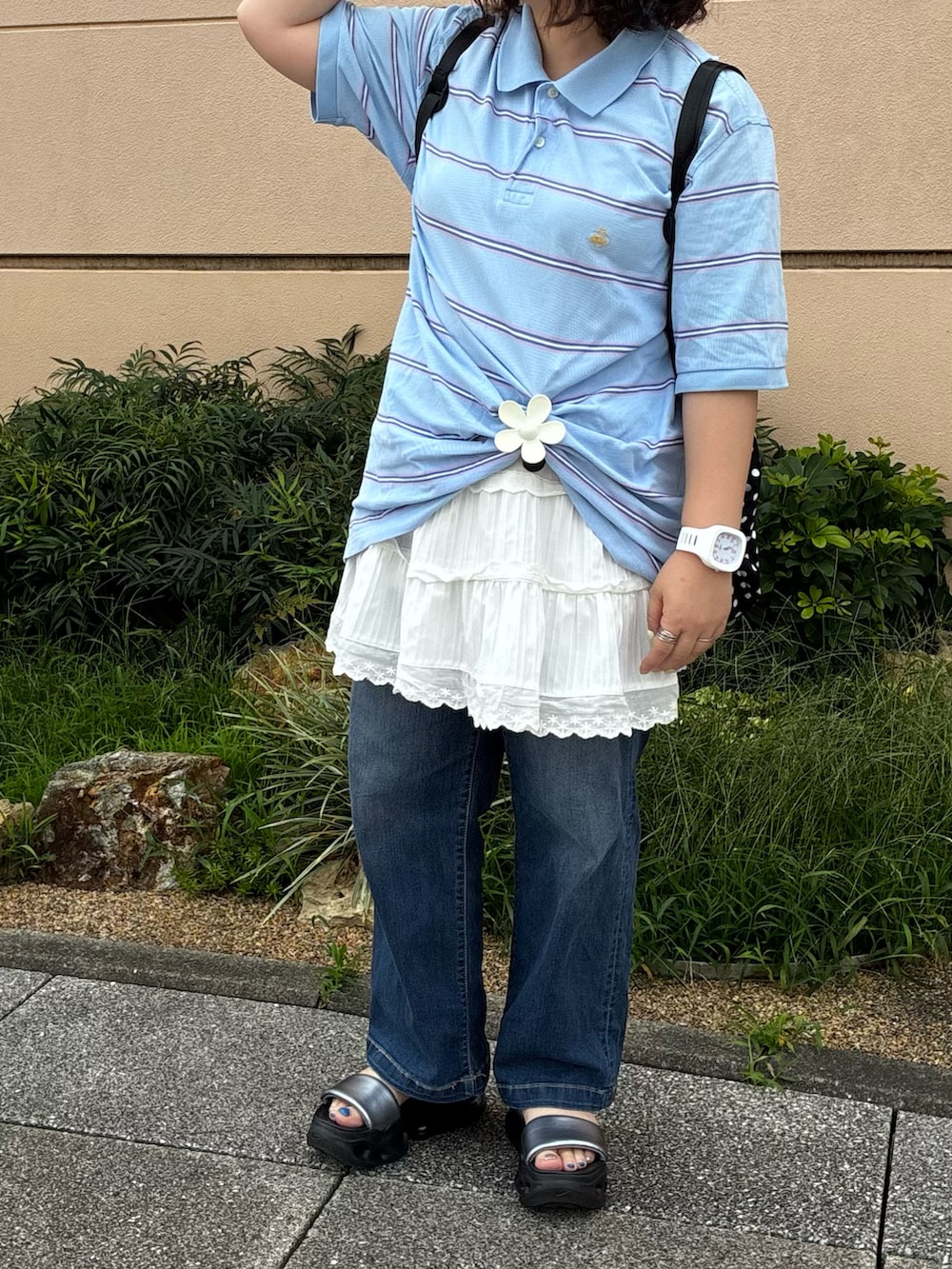 グレー系のサンダル、ホワイト系のスカート、ブラック系のショルダーバッグを着用したレディースの秋コーディネートの3枚目の写真