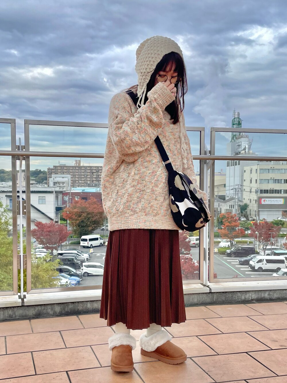 ホワイト系のニット/セーター、ベージュ系のシューズを着用したレディースの秋コーディネートの2枚目の写真