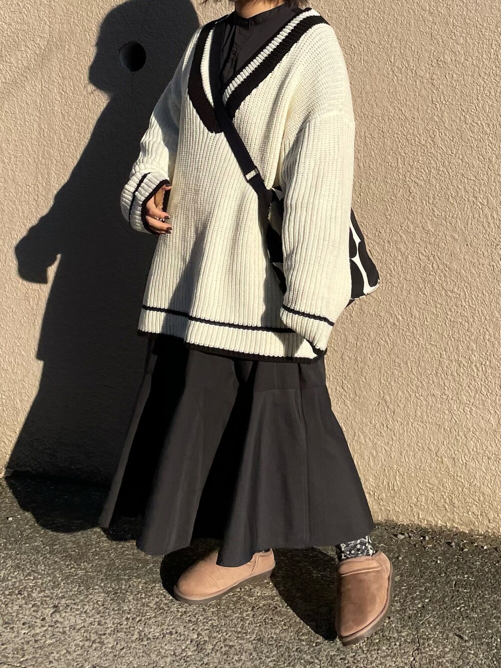 「クリスマスに着たい服、モノトーン、モノトーンコーデ、大人カジュアル、チルデンニット、ロングワンピース、プチプラ、GU、marimekko、マリメッコ、低身長、レイヤードスタイル、休日スタイル、シンプル、シンプルコーデ」｜「feepurの《ウォッシャブル》チルデンVネックオーバーニット（ニット/セーター、ホワイト系）」を使った、maru☺︎さん（レディース・153cm）の冬コーディネートの2枚目の写真