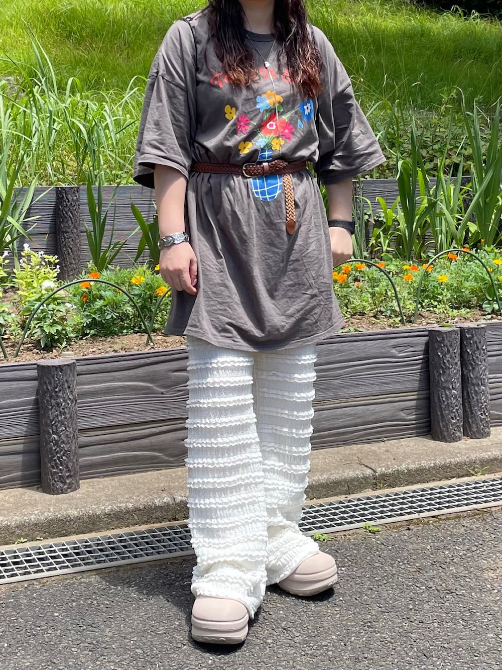 グレー系のTシャツ/カットソー、ホワイト系のその他パンツ、ブラック系のバックパック/リュックを着用したレディースの夏コーディネートの3枚目の写真