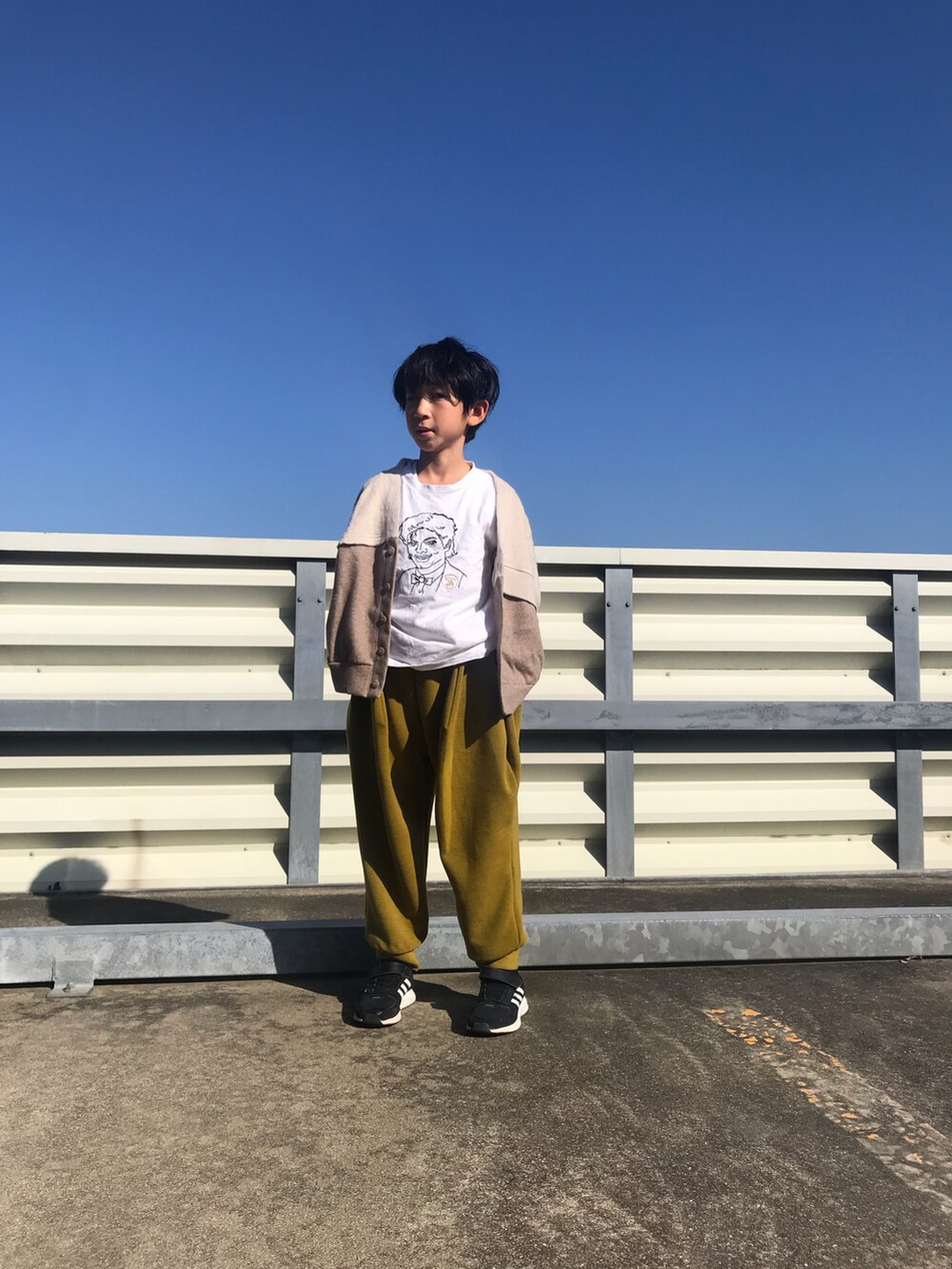 「休日コーデ、お出かけコーデ、ラクチンコーデ、nunuforme」｜「nunuformeのアイテム（パンツ、ゴールド系）」を使った、ryunbeさん（キッズ・132cm）の秋コーディネートの2枚目の写真
