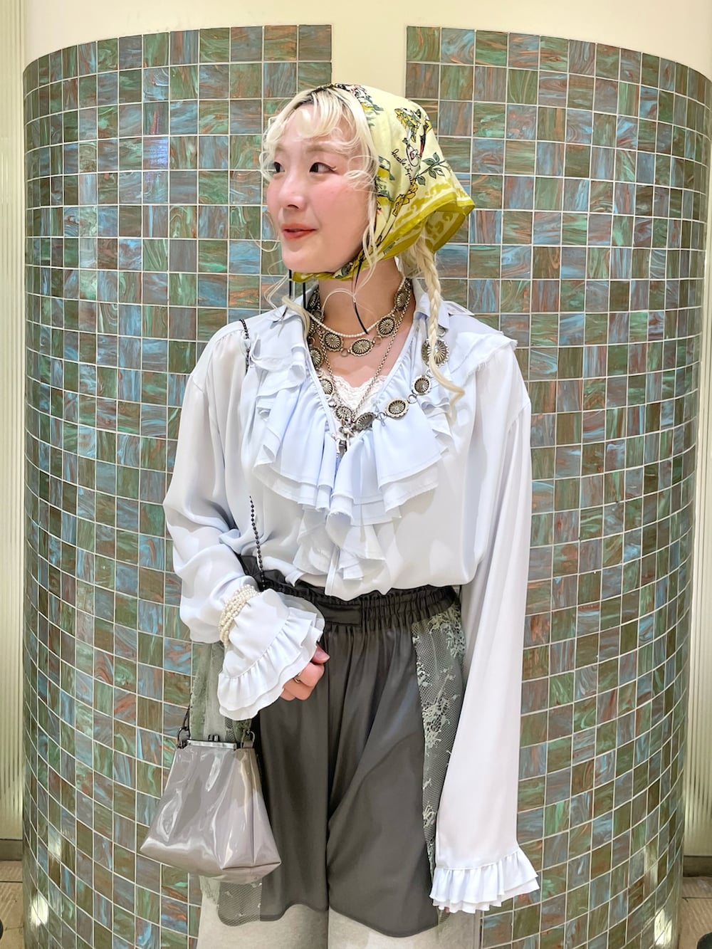 「最近のいい感じコーデ、春服コーデ、スタッフコーデ、150cm台コーデ、ハーフパンツ、スウエットパンツ、スカーフ、スカーフアレンジ、BEAMS BOY」｜「BEAMS BOYのmaturely / アムンゼン ラッフル ブラウス（シャツ/ブラウス、ブルー系）」を使った、mikuma🐻さん（レディース・155cm）の春コーディネートの2枚目の写真