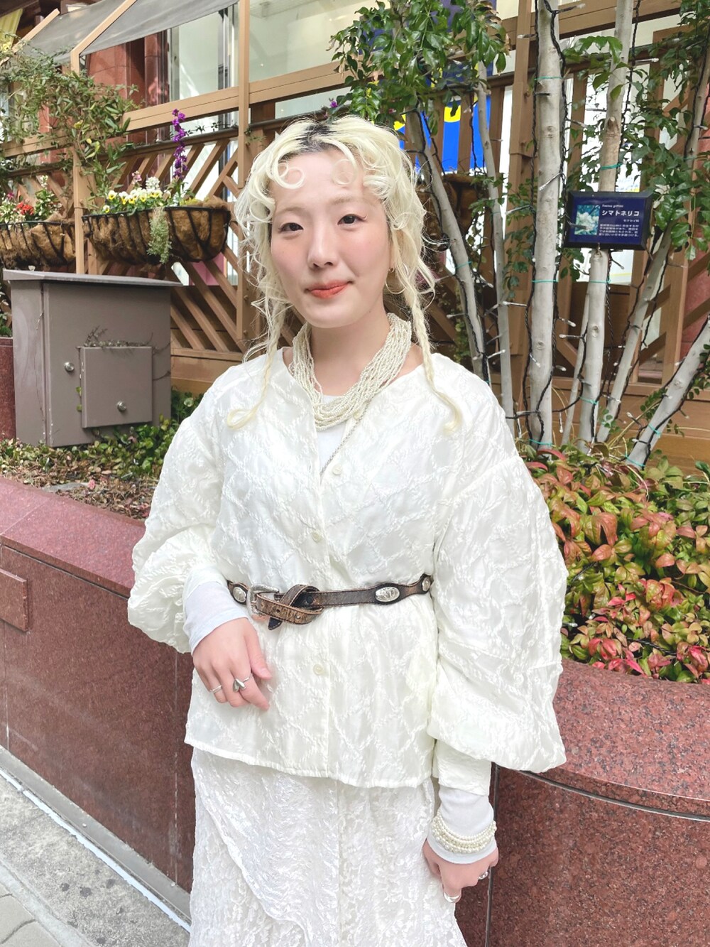 ブラック系のシャツ/ブラウス、ホワイト系のスカートを着用したレディースの春コーディネートの2枚目の写真