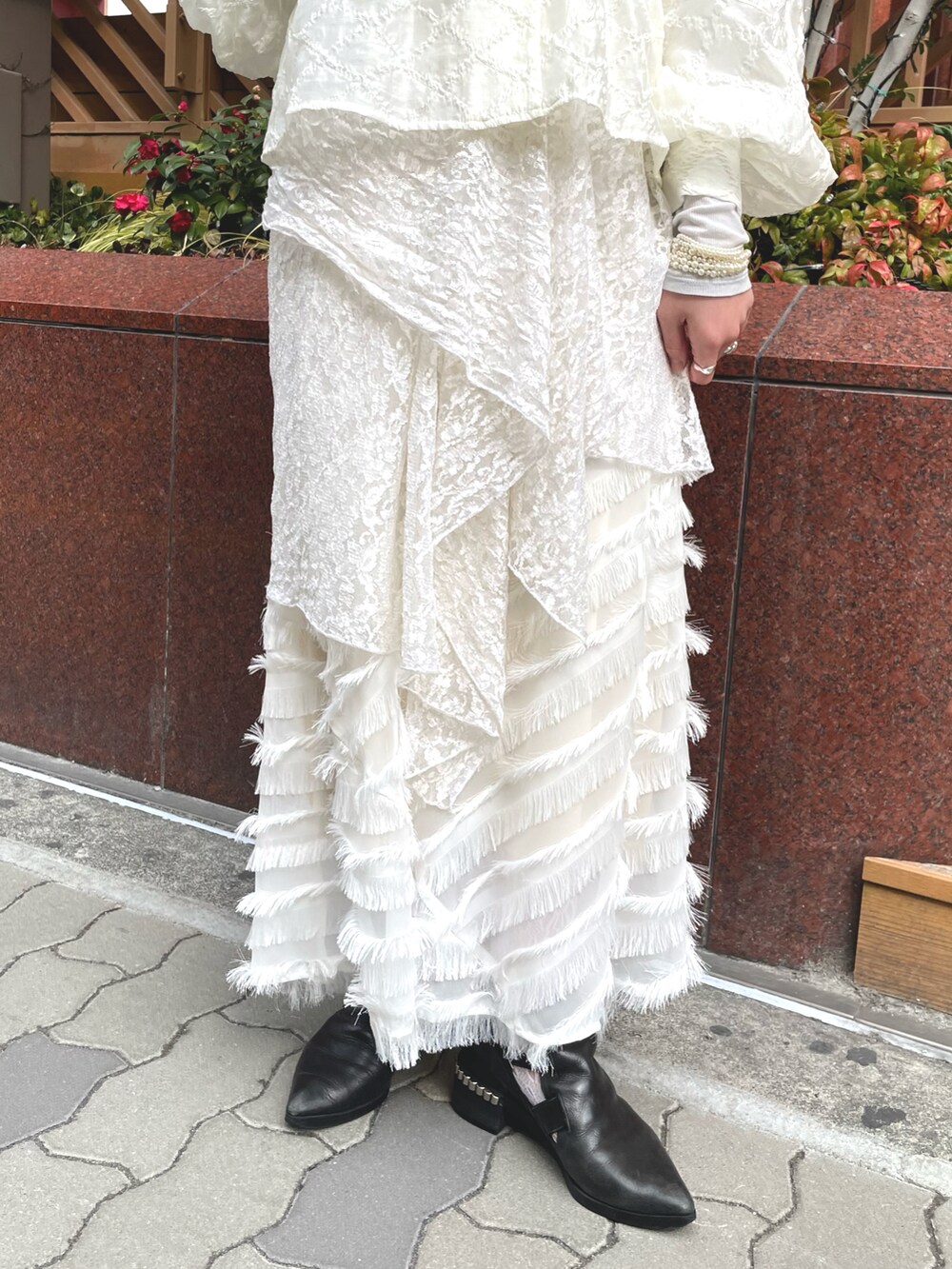 ブラック系のシャツ/ブラウス、ホワイト系のスカートを着用したレディースの春コーディネートの3枚目の写真