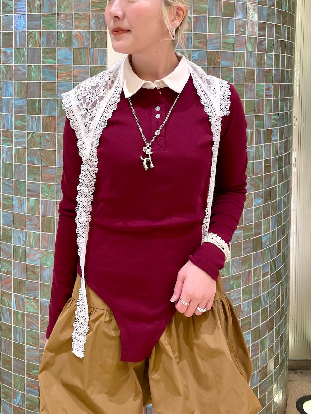 レッド系のTシャツ/カットソー、ブラウン系のワンピース、ブラウン系のブーツを着用したレディースの春コーディネートの2枚目の写真