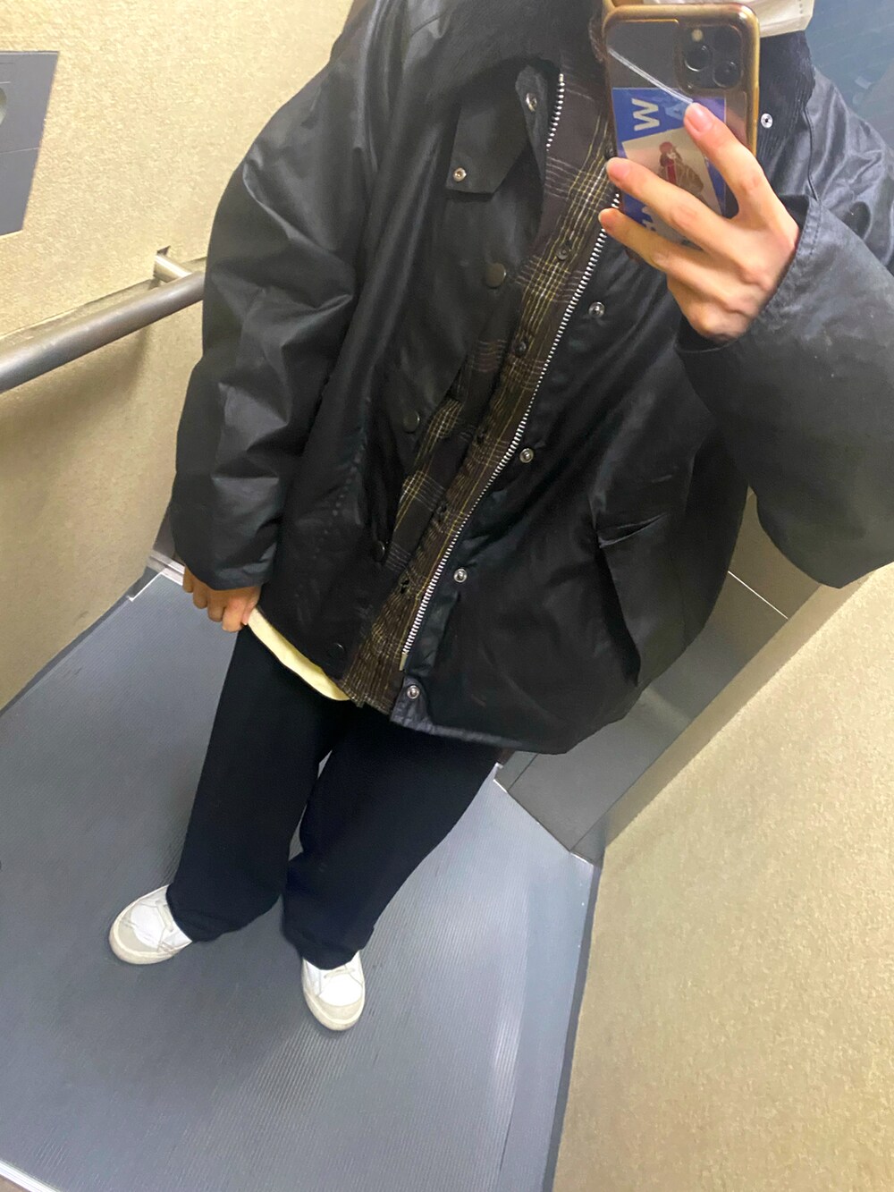 ブラック系のジャケット/アウターを着用したレディースの冬コーディネートの2枚目の写真