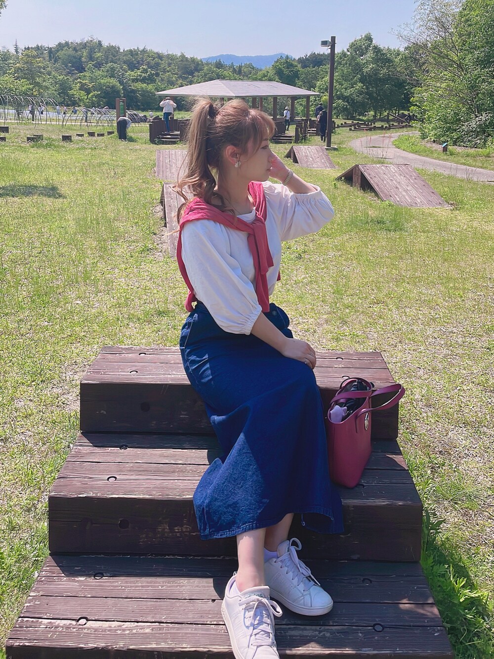 「休日スタイル、春夏コーデ、オトナ女子、低身長、スニーカー、シンプルコーデ、カジュアルコーデ、スカート、GU、UNIQLO、グッチ」｜「GUのアイテム（デニムスカート、ブルー系）」を使った、aiko❤️さん（レディース・153cm）の春コーディネートの3枚目の写真