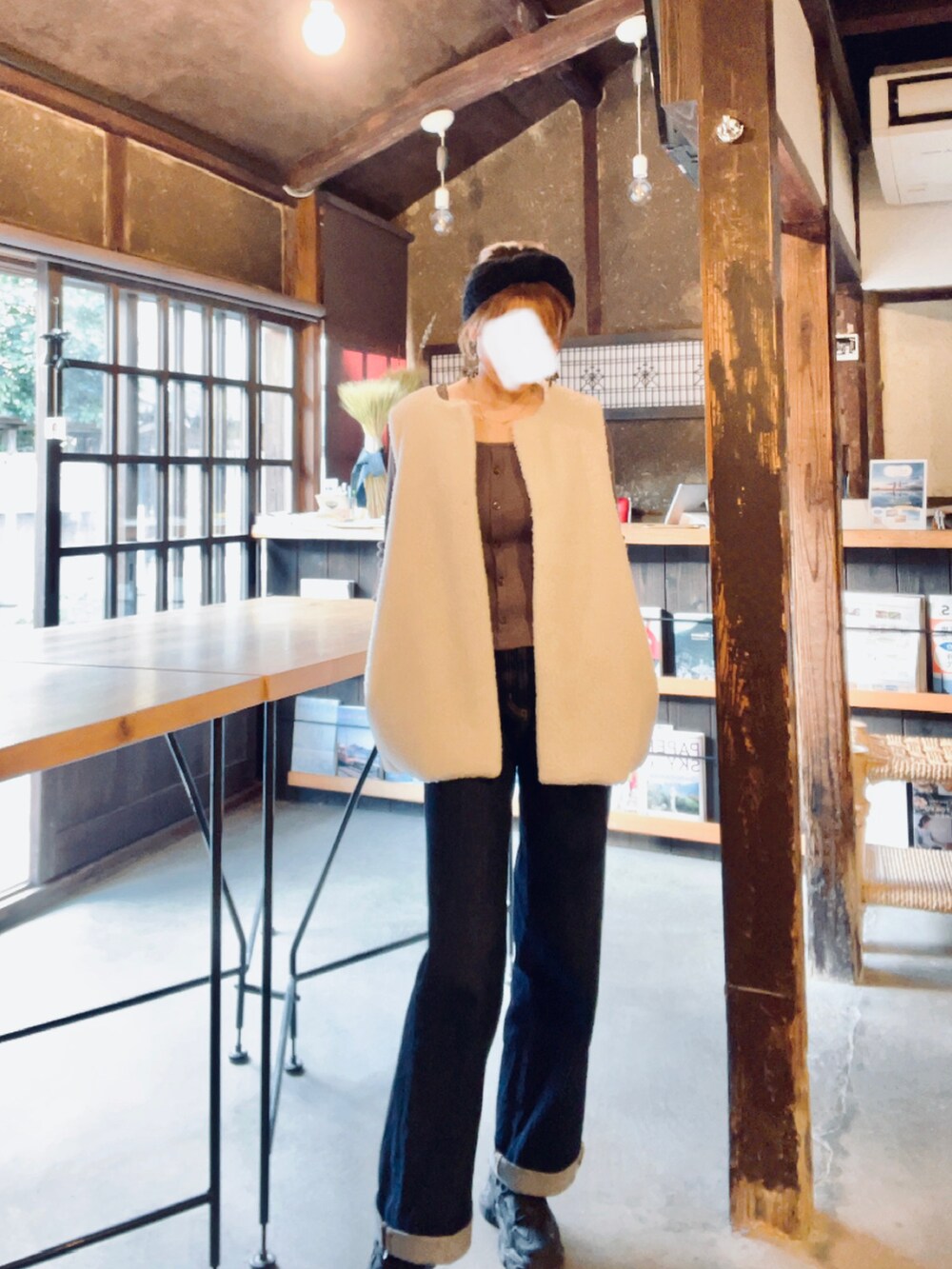「秋冬コーデ、シンプルコーデ、大人コーデ、低身長、ゆったりコーデ、パンツコーデ、おしゃれさんと繋がりたい、低身長コーデ、デニムパンツ、しまむら、GU、ファーベスト」｜「GUのアイテム（デニムパンツ、ブルー系）」を使った、aiko❤️さん（レディース・153cm）の秋コーディネートの2枚目の写真