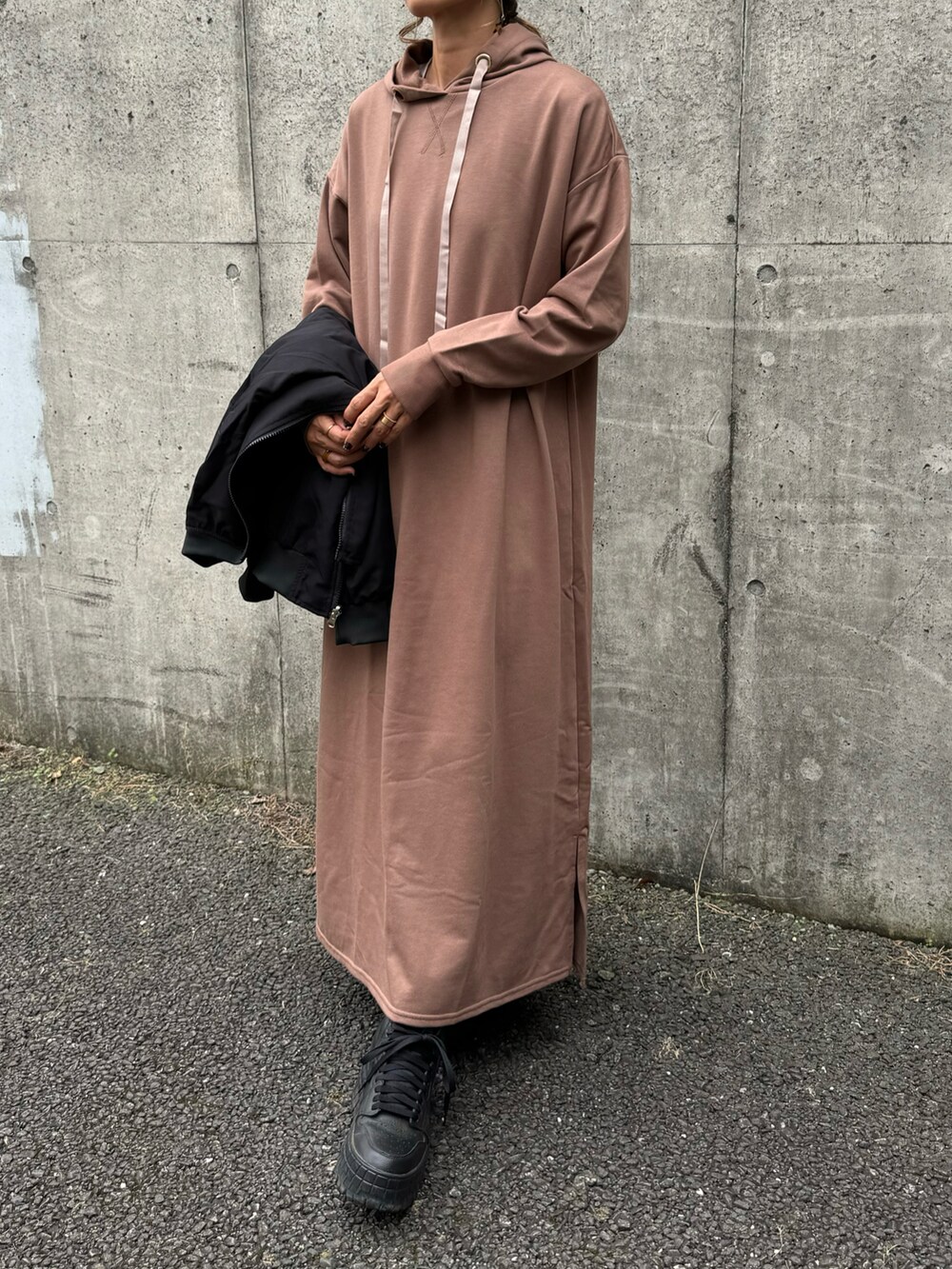 ブラウン系のワンピース、ブラック系のMA-1、ブラック系のスニーカーを着用したレディースの秋コーディネートの5枚目の写真