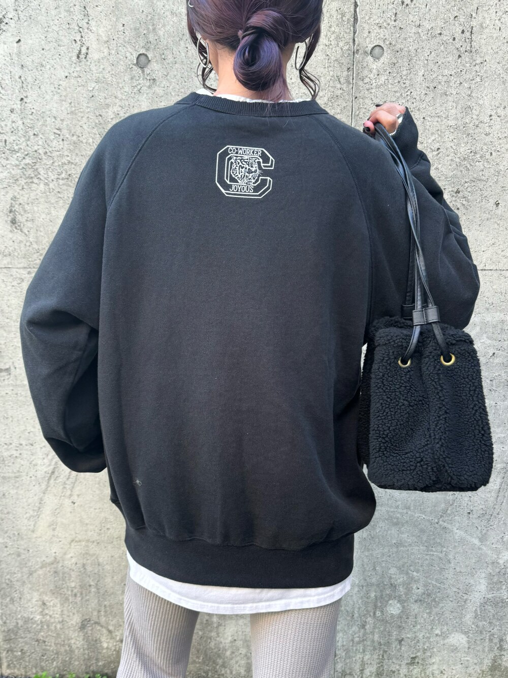 「ロングコート、シンプルスタイル、冬コーデ、レイヤードスタイル、モノトーンコーデ、スウェット、トレーナー、ワッフルパンツ、カジュアルコーデ、秋冬コーデ、アウター、ママファッション、秋冬、虎、スニーカー」｜「copineの撥水加工2way中綿ロングコート（その他アウター、ブラック系）」を使った、ayaさん（レディース・161cm）の秋コーディネートの5枚目の写真