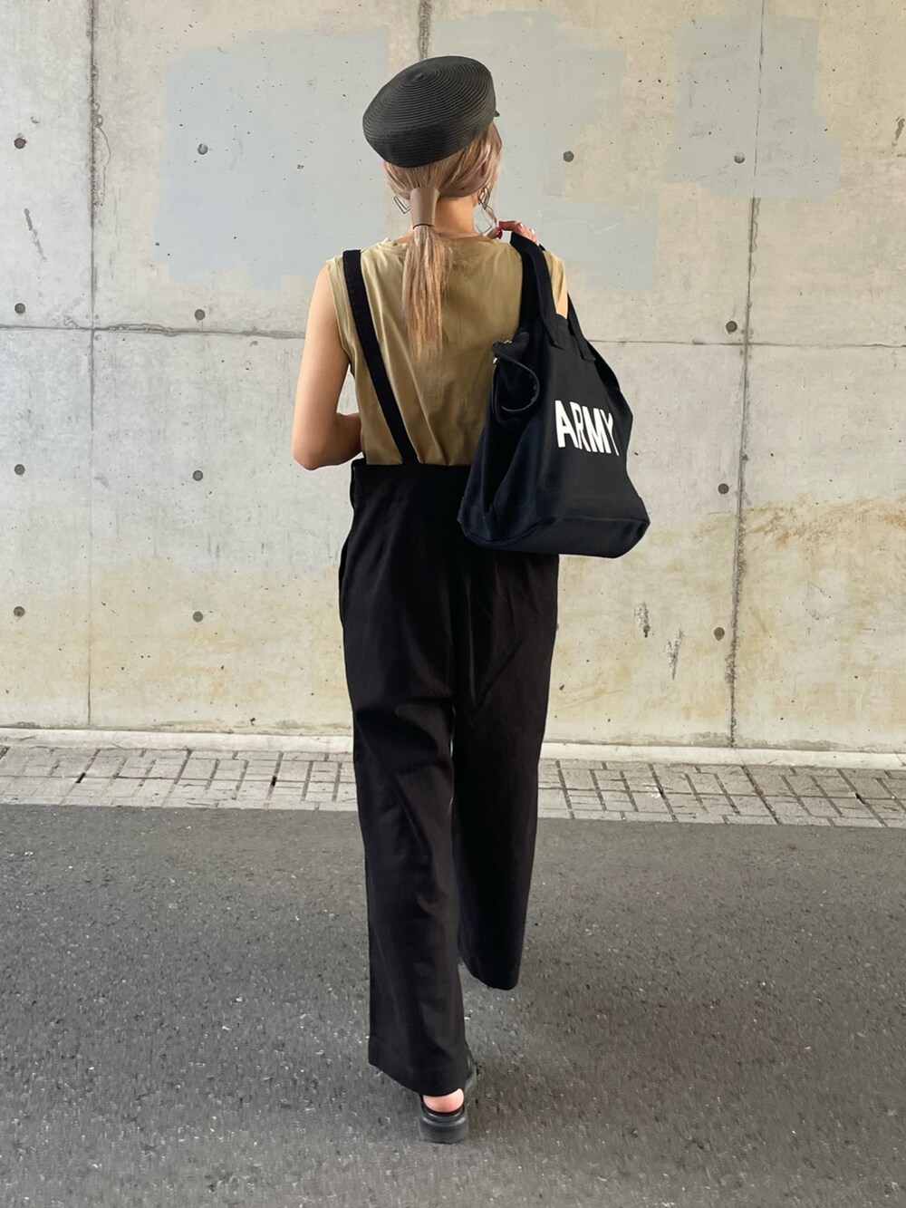 ベージュ系のタンクトップ、ブラック系のサロペット/オーバーオール、その他のトートバッグを着用したレディースの夏コーディネートの3枚目の写真
