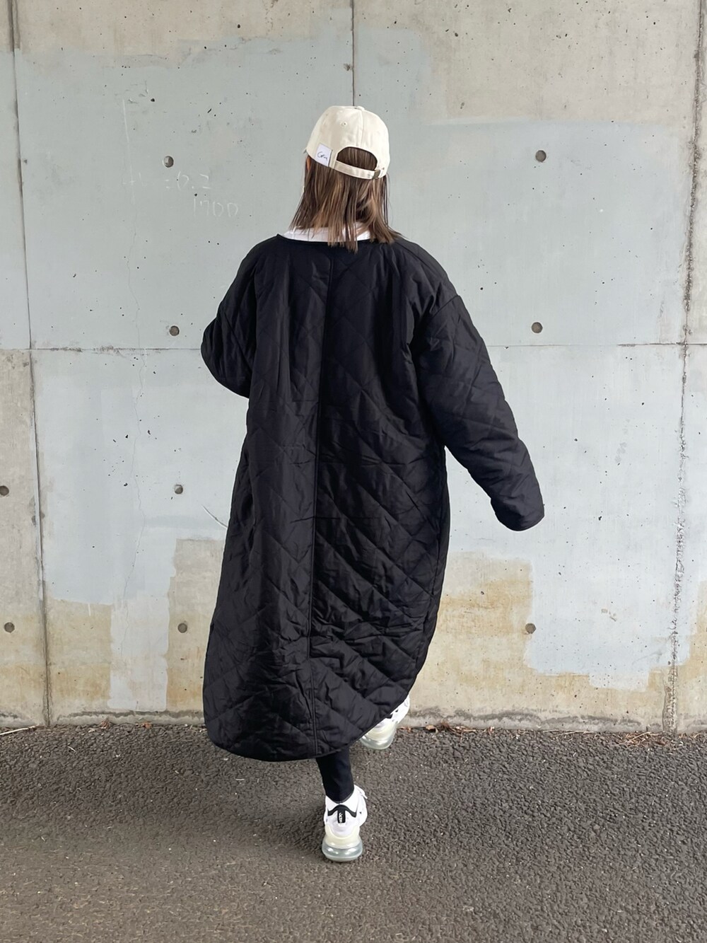 ホワイト系のスウェット、ブラック系のその他アウター、その他のその他パンツを着用したレディースの秋コーディネートの4枚目の写真