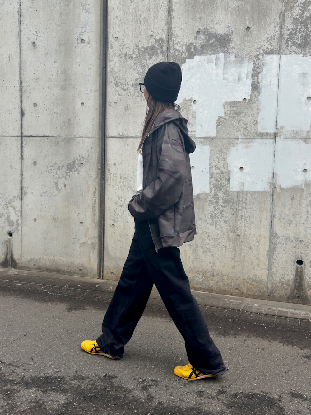 イエロー系のスニーカー、ホワイト系のTシャツ/カットソー、グリーン系のパーカーを着用したレディースの春コーディネートの2枚目の写真