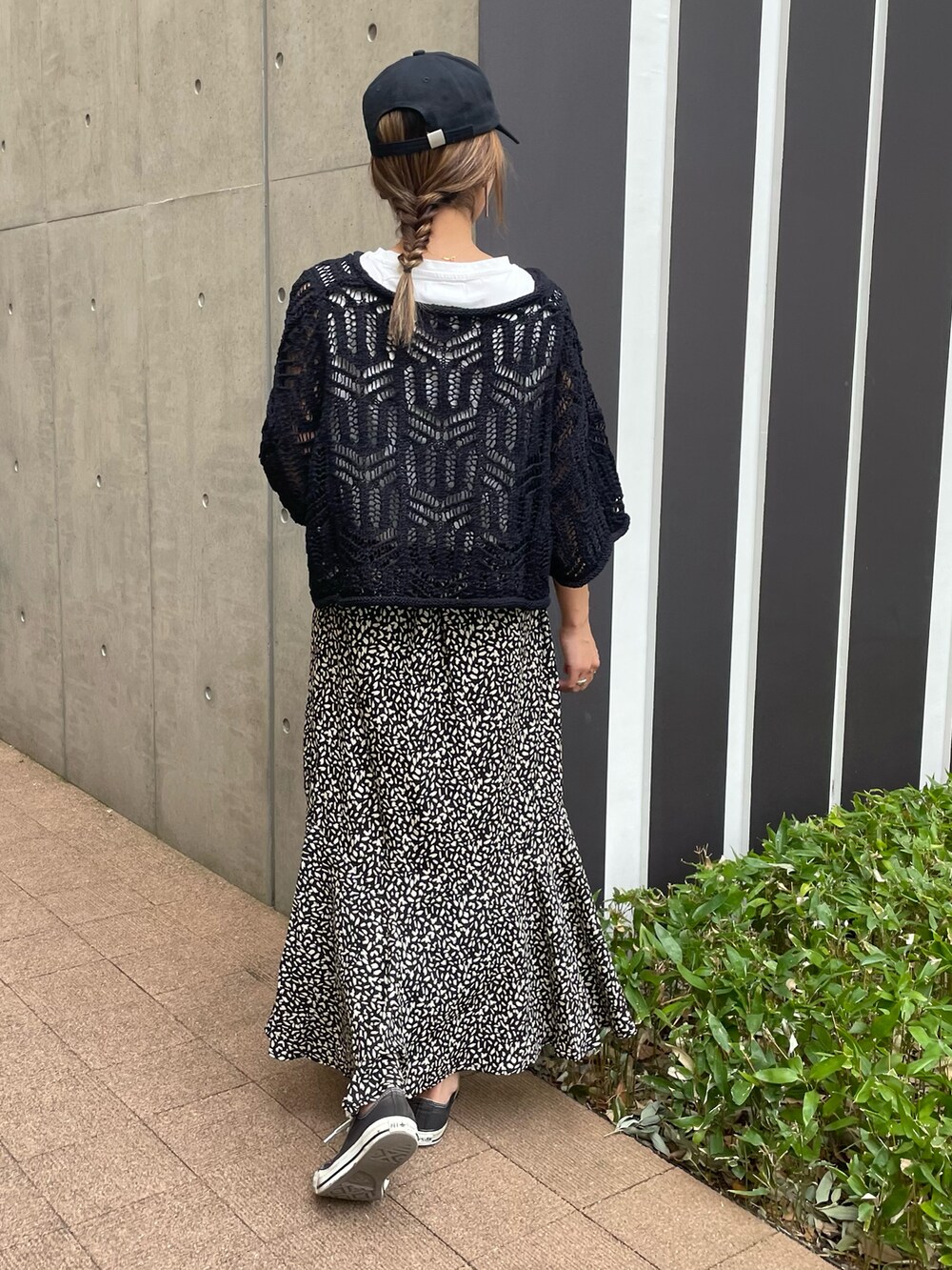 ブラック系のニット/セーター、その他のTシャツ/カットソー、ブラック系のスカートを着用したレディースの春コーディネートの2枚目の写真