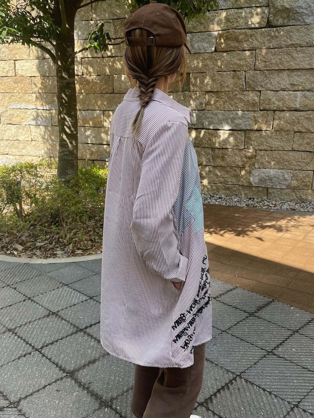 ブラウン系のシャツ/ブラウス、その他のTシャツ/カットソー、ホワイト系のスニーカーを着用したレディースの春コーディネートの4枚目の写真