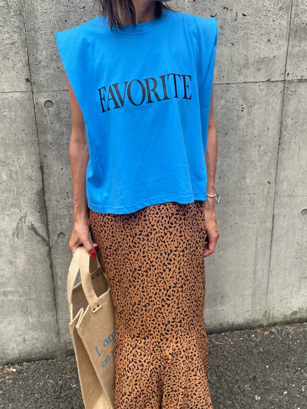 ブルー系のTシャツ/カットソー、ブラウン系のスカート、ピンク系のトートバッグを着用したレディースの夏コーディネートの4枚目の写真
