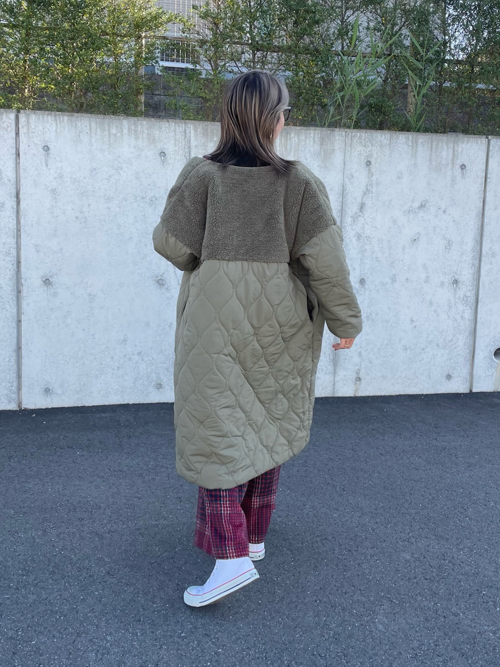 グリーン系のノーカラージャケット、ブラック系のニット/セーター、レッド系のその他パンツを着用したレディースの冬コーディネートの2枚目の写真