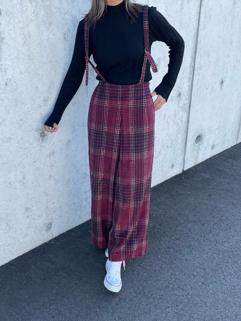 グリーン系のノーカラージャケット、ブラック系のニット/セーター、レッド系のその他パンツを着用したレディースの冬コーディネートの3枚目の写真