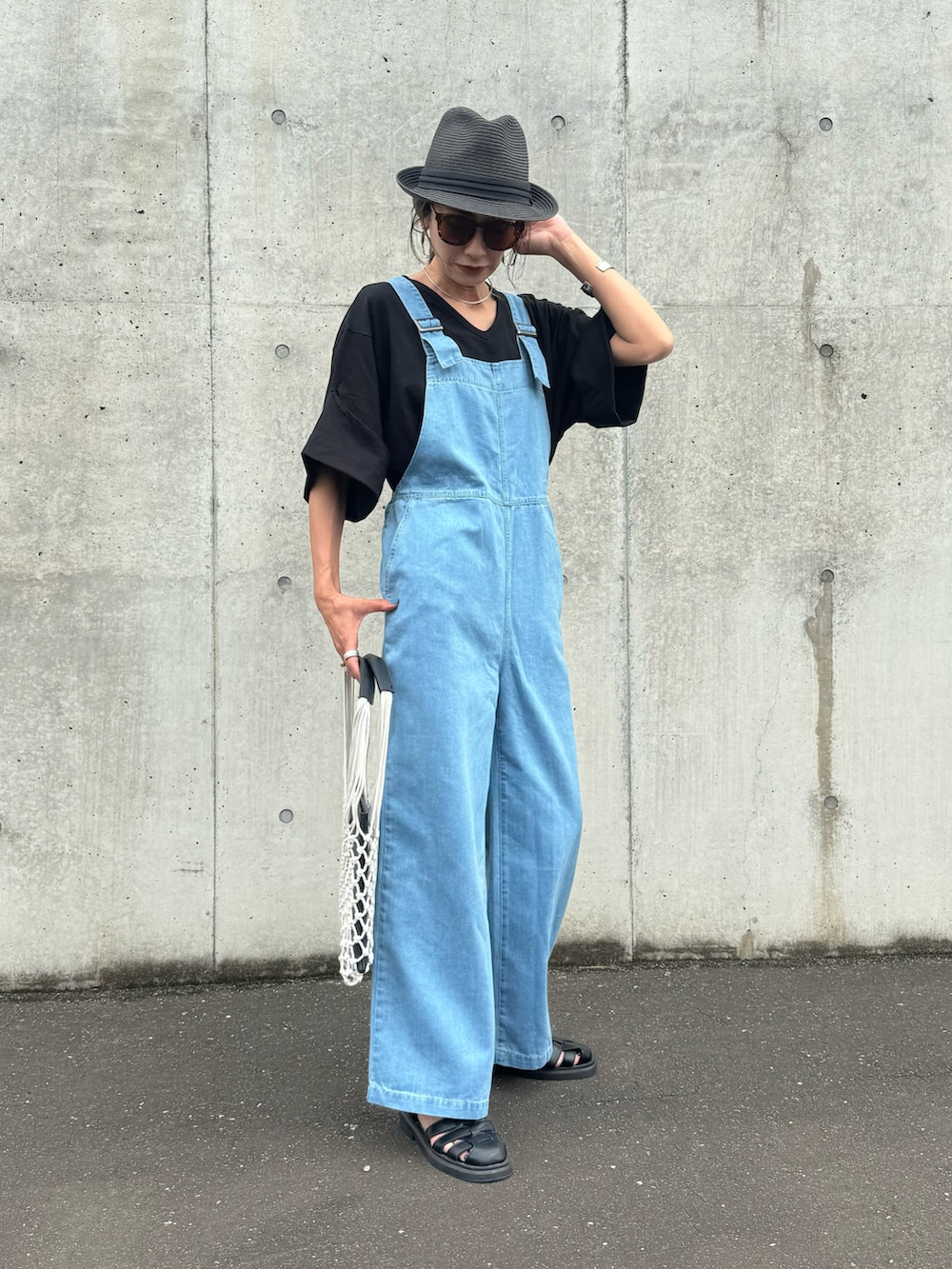 「大人カジュアル、大人女子、サロペット、デニムサロペット、ラクチンコーデ、Vネック、Tシャツ、春、デニムコーデ、サンダル、オトナカジュアル、デニム、最近のいい感じコーデ、ゆるコーデ、モノトーン」｜「copineの袖ロールアップＶネックTシャツ(ブラック)（Tシャツ/カットソー、ブラック系）」を使った、ayaさん（レディース・161cm）の春コーディネートの3枚目の写真