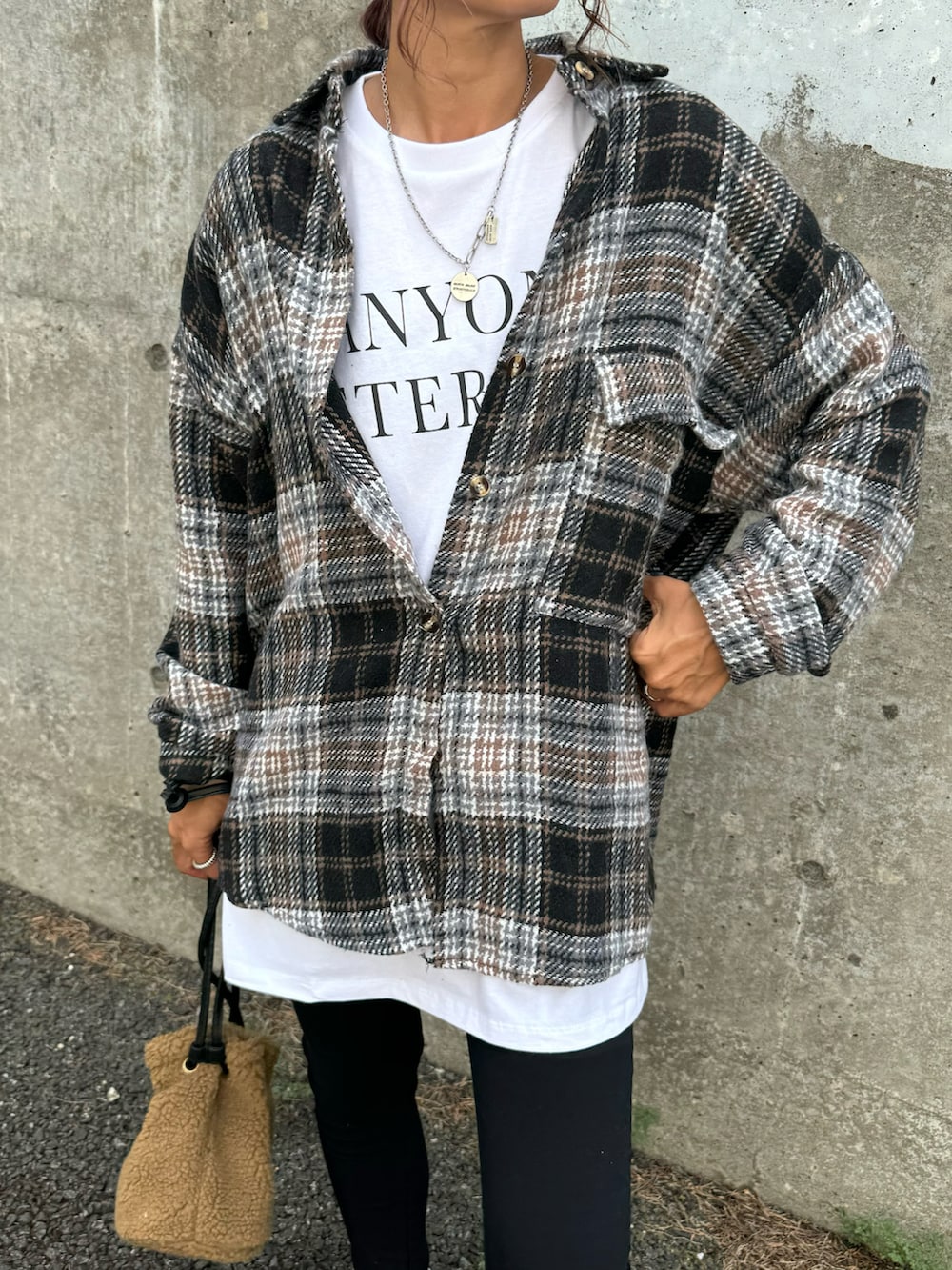 ブラック系のシャツ/ブラウス、ブラック系のその他パンツ、その他のハンドバッグを着用したレディースの秋コーディネートの5枚目の写真