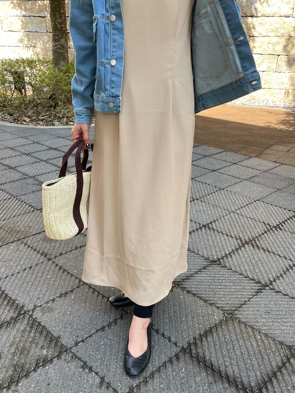 ベージュ系のワンピース、ブルー系のデニムジャケット、その他のその他パンツを着用したレディースの春コーディネートの5枚目の写真