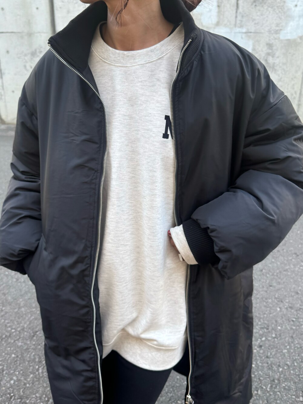 ブラック系のその他アウター、ホワイト系のスウェット、ブラック系のその他パンツを着用したレディースの冬コーディネートの5枚目の写真