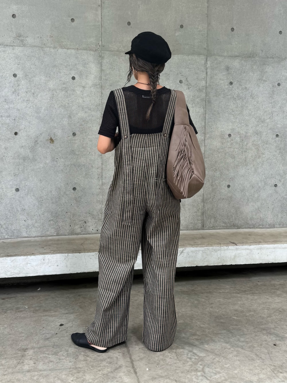 ブラック系のTシャツ/カットソー、ブラック系のサロペット/オーバーオール、ベージュ系のショルダーバッグを着用したレディースの秋コーディネートの3枚目の写真