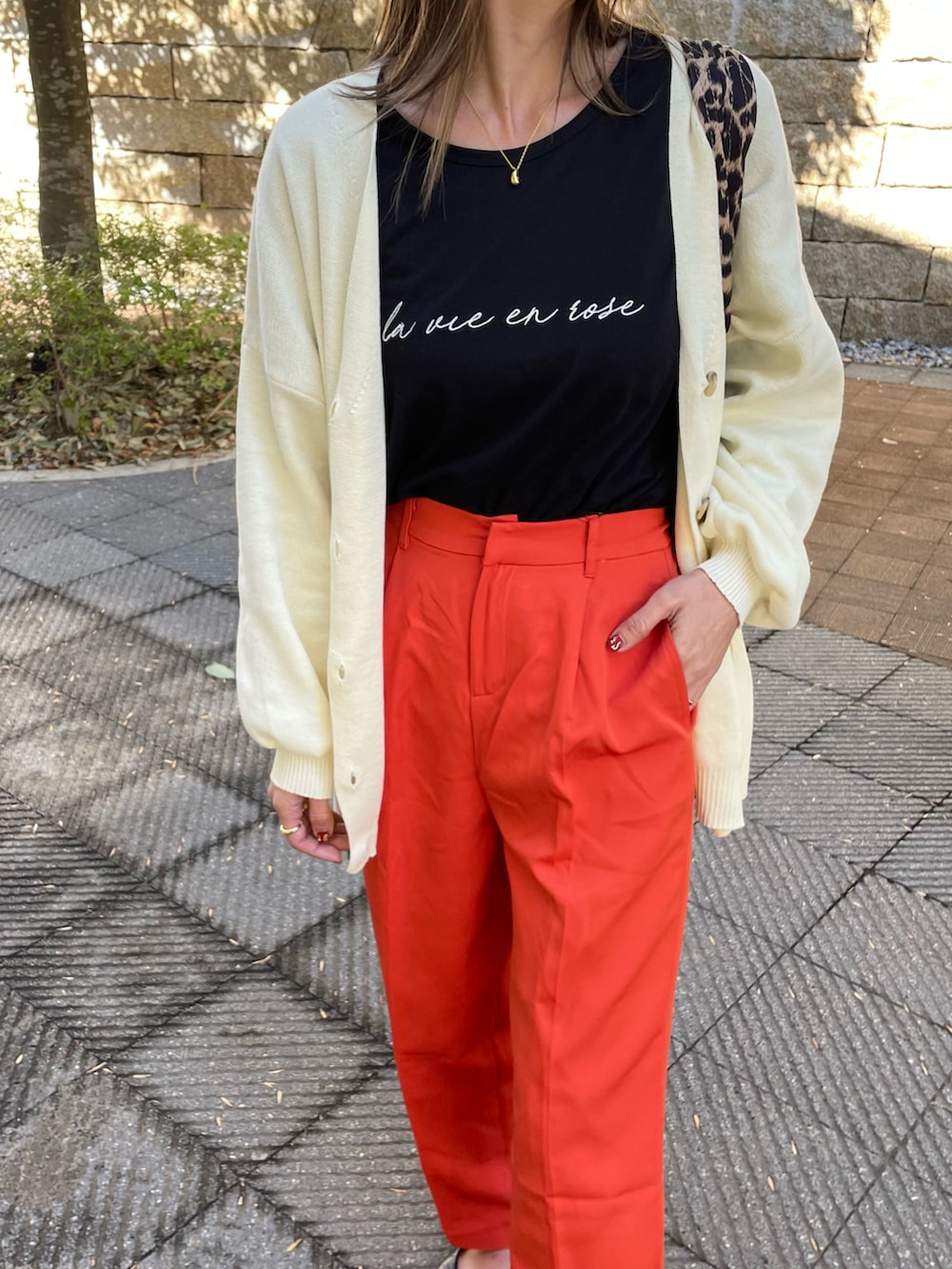 ホワイト系のカーディガン/ボレロ、その他のTシャツ/カットソー、ベージュ系のエコバッグ/サブバッグを着用したレディースの冬コーディネートの4枚目の写真