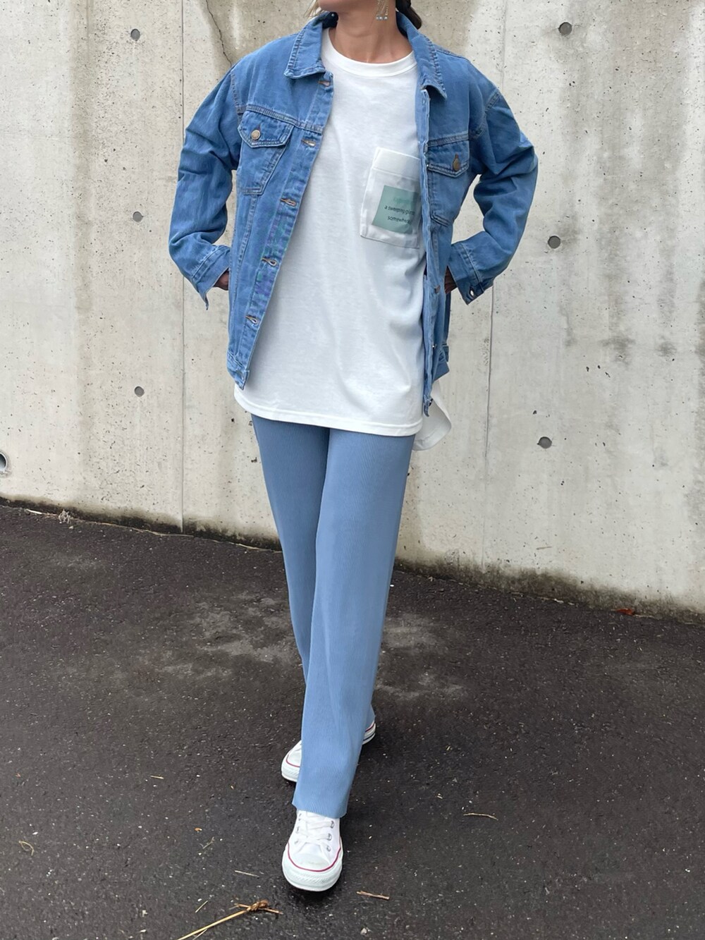 ホワイト系のTシャツ/カットソー、ブルー系のデニムジャケット、ホワイト系のスニーカーを着用したレディースの春コーディネートの2枚目の写真