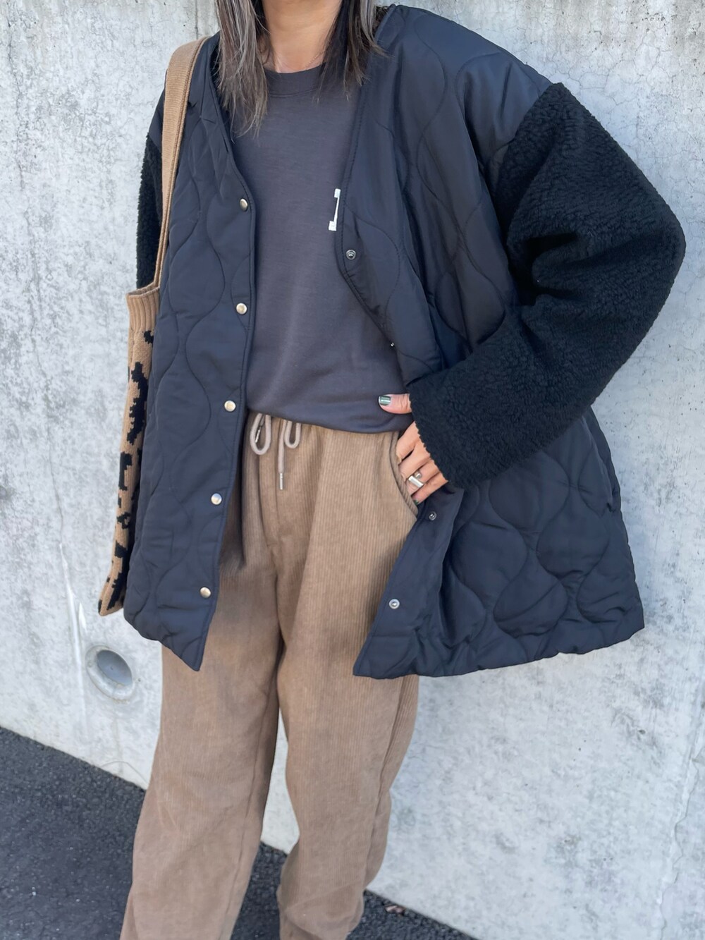 ベージュ系のその他パンツ、ブラック系のその他アウター、その他のトートバッグを着用したレディースの秋コーディネートの3枚目の写真